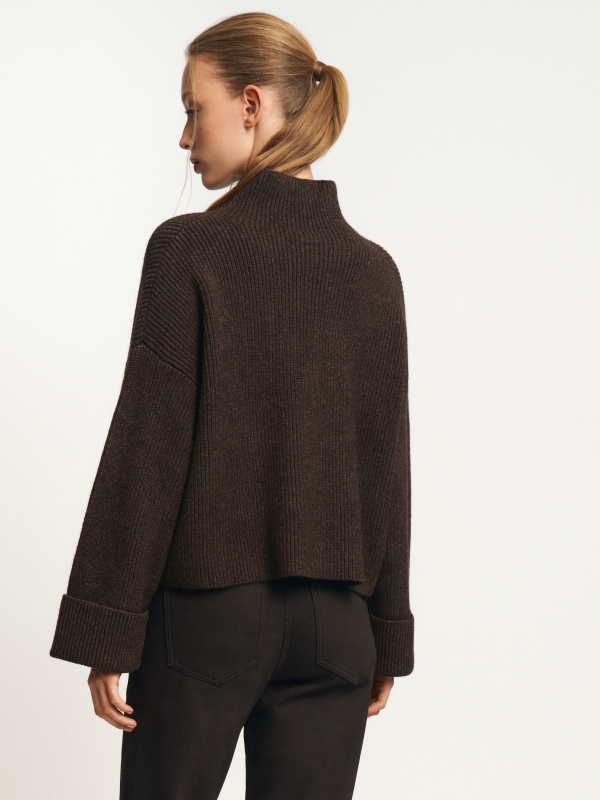 Свитер крупной вязки с горлом