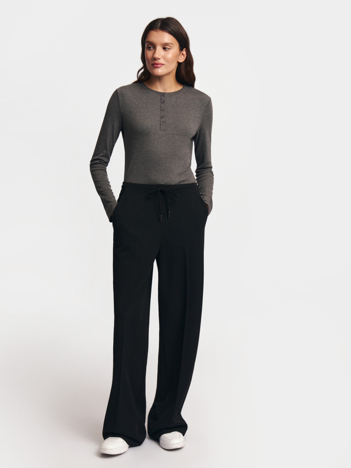 Трикотажный лонгслив хенли на пуговицах