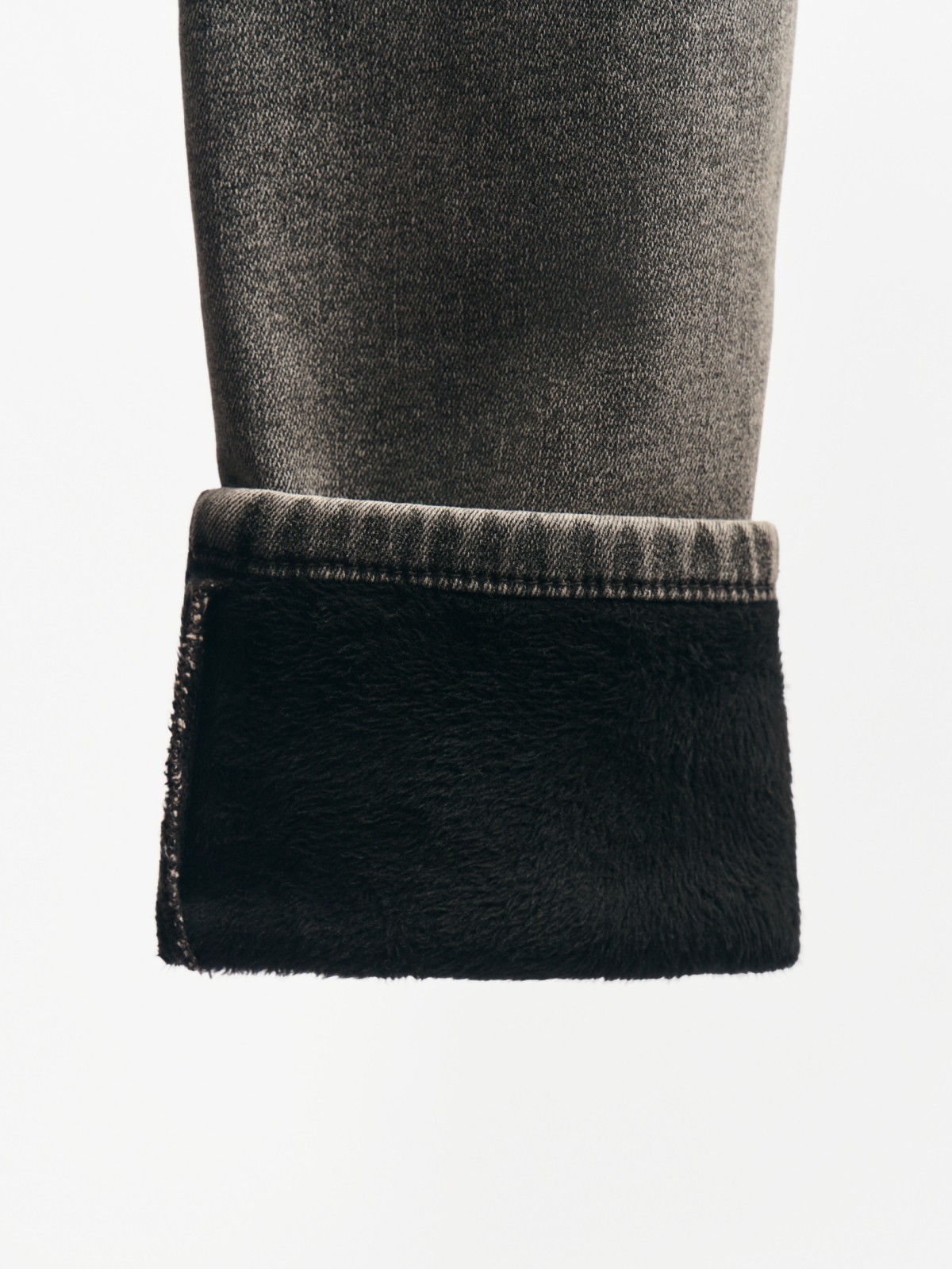 Утеплённые джинсы силуэта Skinny с ворсом