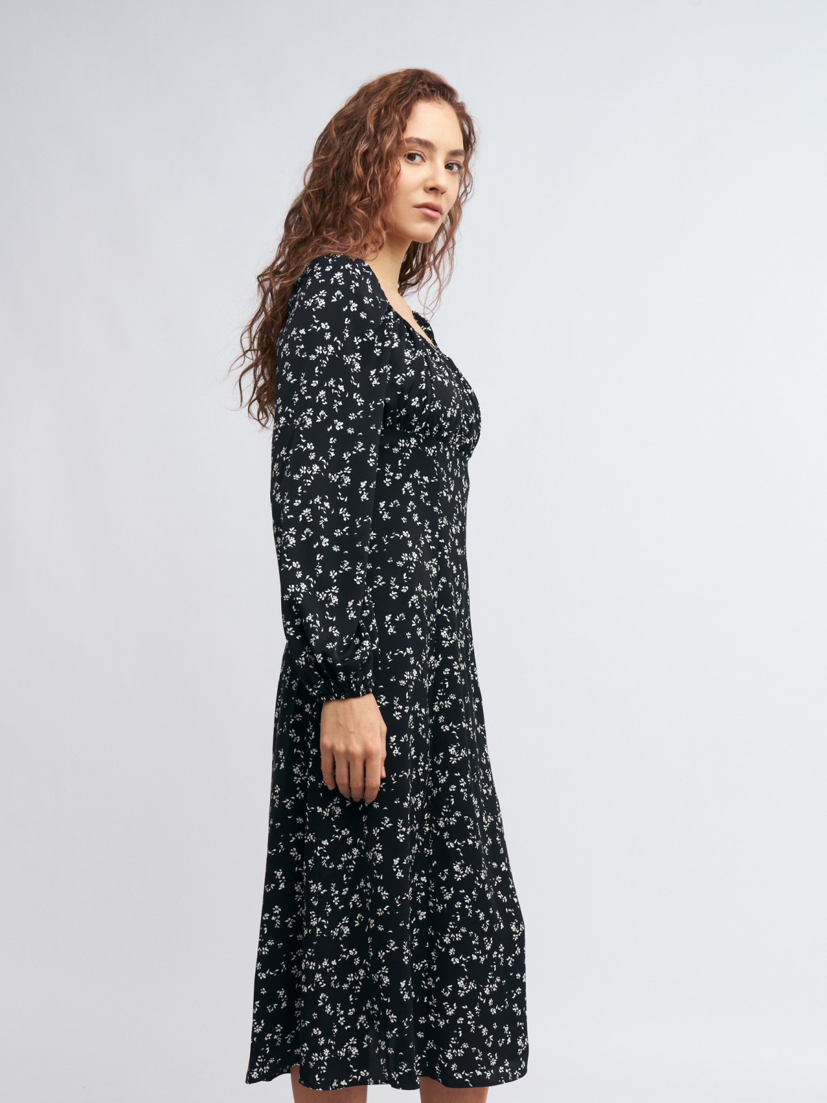 Платье миди с открытыми плечами и разрезом