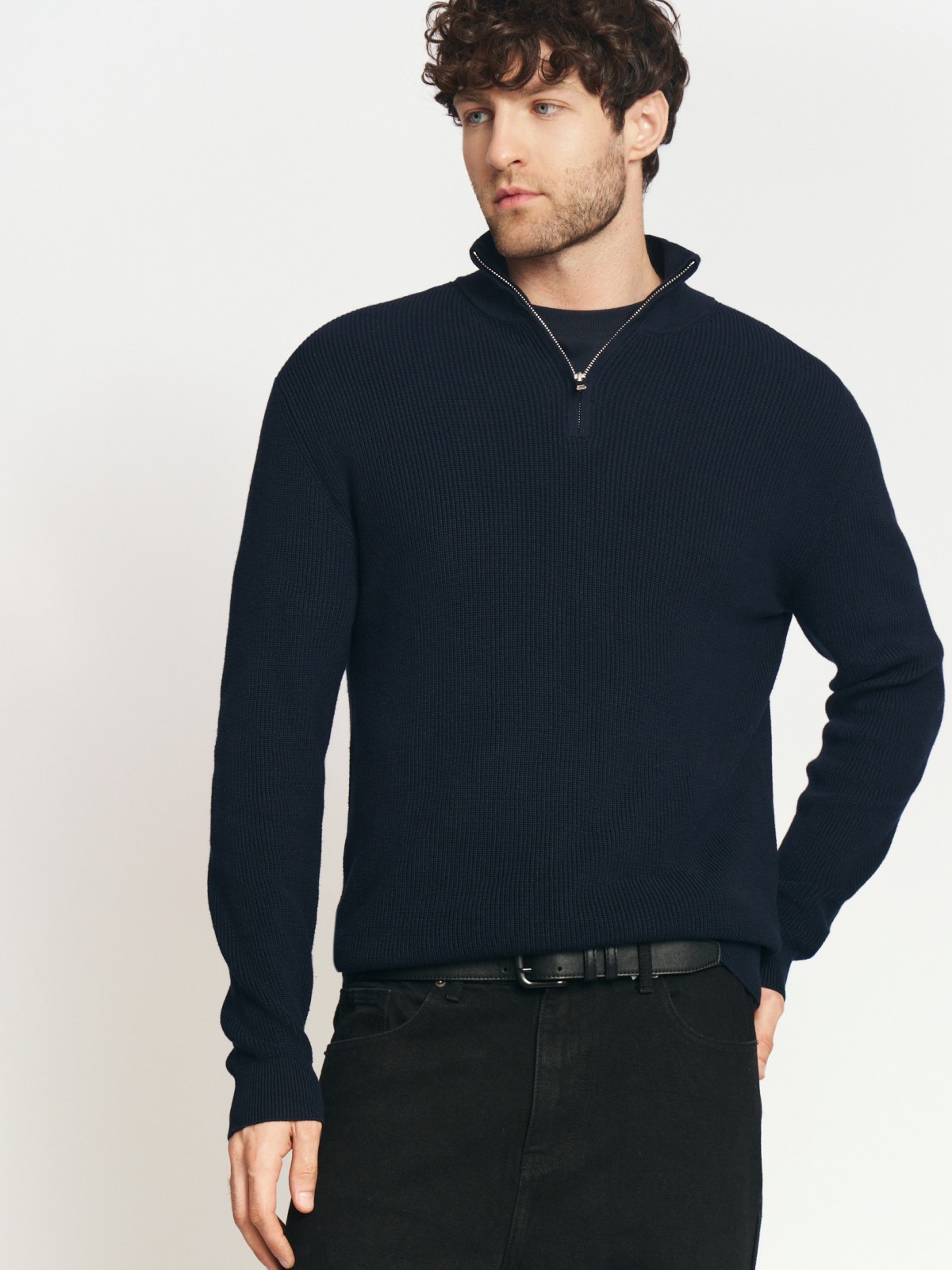 Тонкий вязаный свитер с горлом на молнии