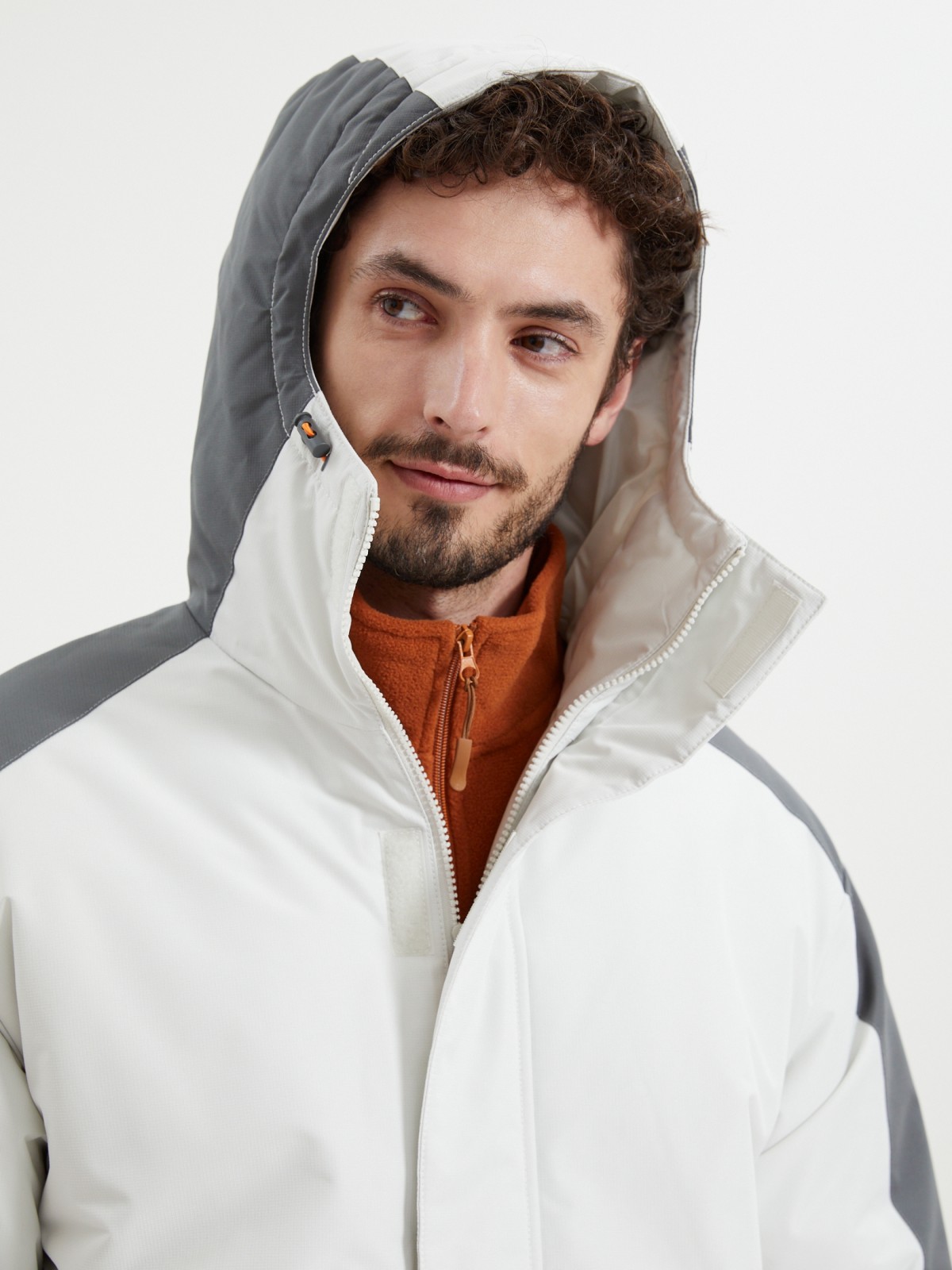 Тёплая куртка на молнии с капюшоном