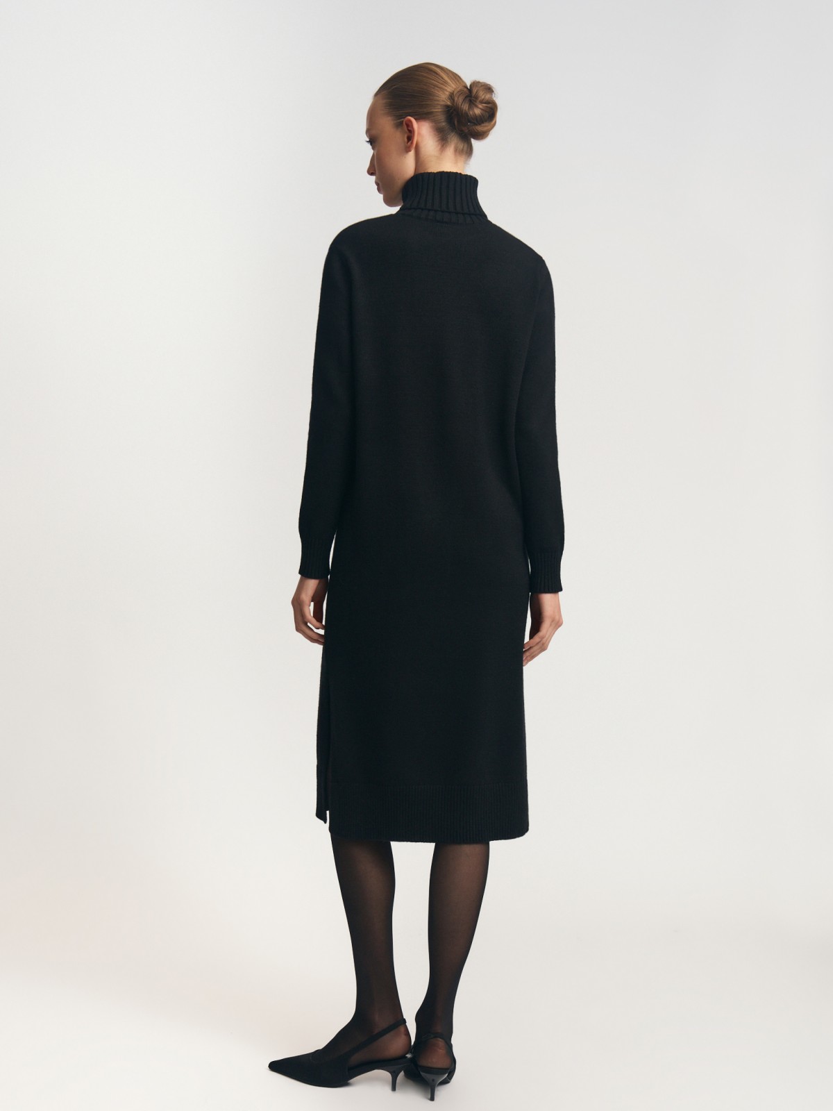 Вязаное платье-свитер с горлом
