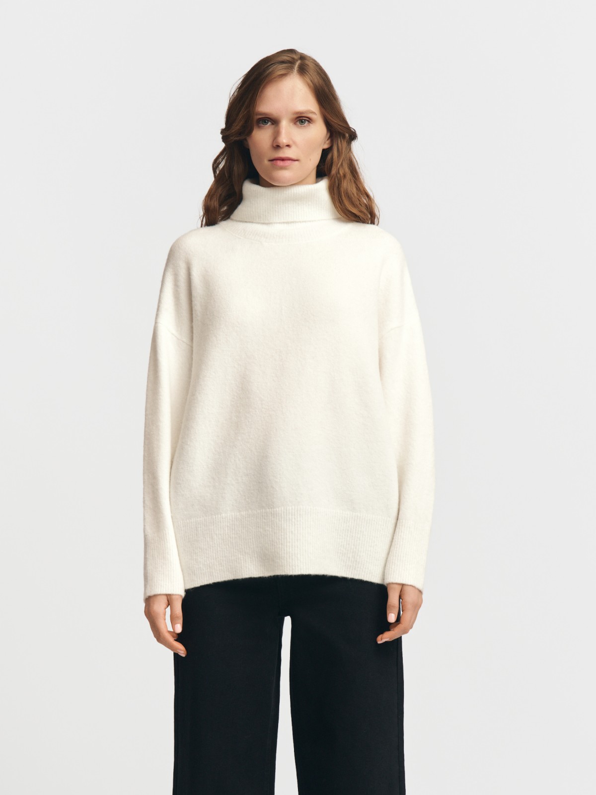 Длинный вязаный свитер с воротником-гольф