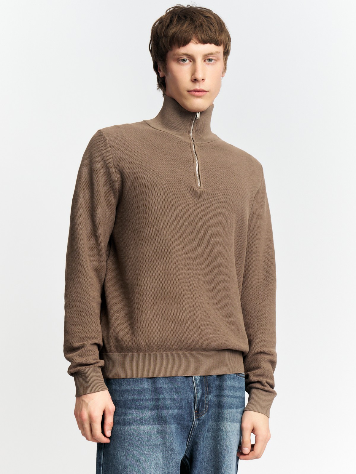 Тонкий трикотажный свитер с горлом на молнии