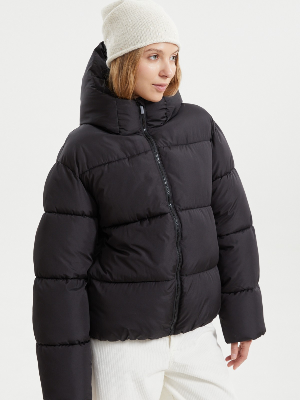 Короткая стёганая куртка с капюшоном
