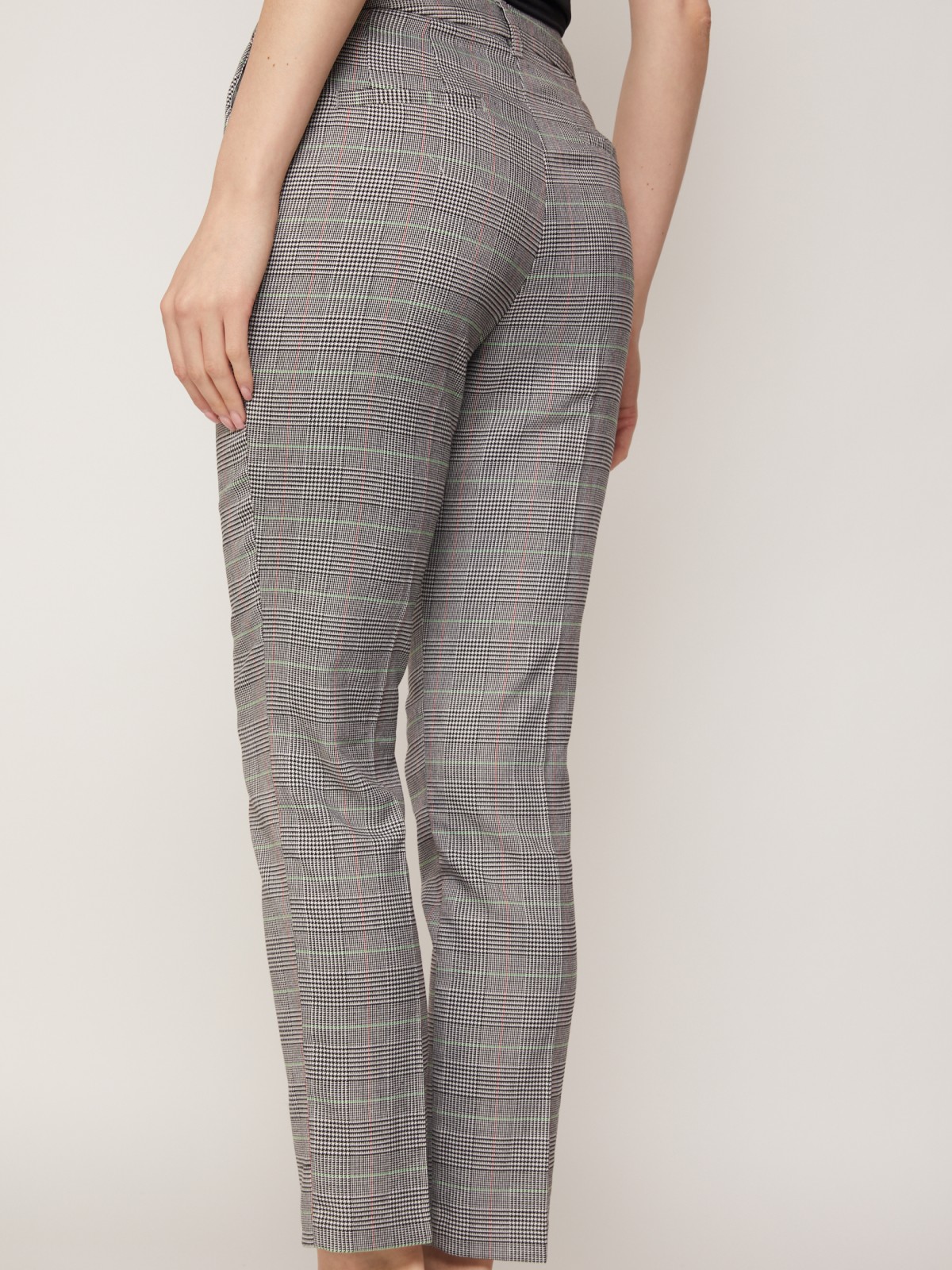 Зауженные брюки в клетку