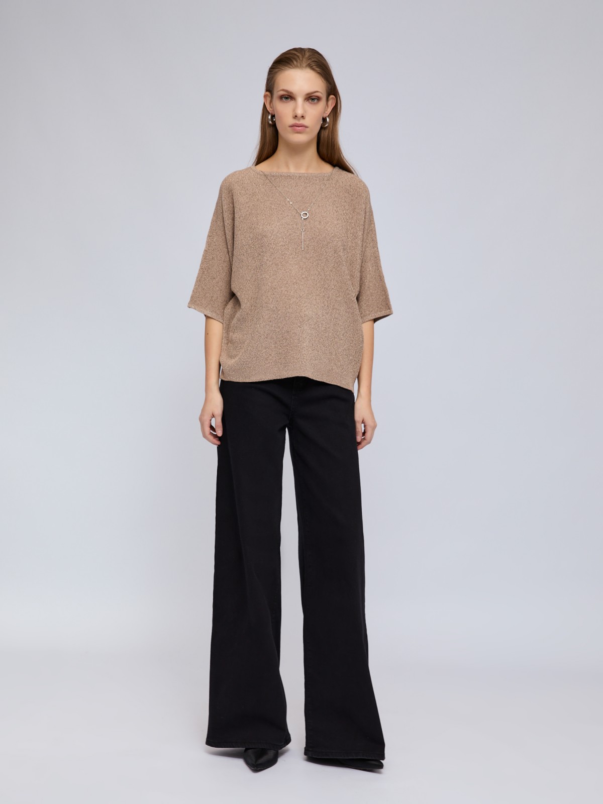 Блестящий джемпер с люрексом и декоративной подвеской