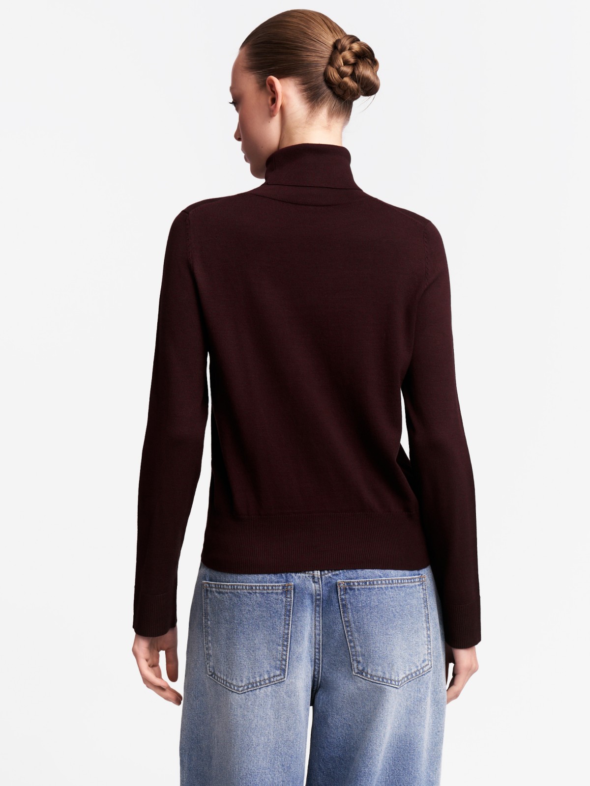 Тонкий свитер-водолазка с горлом