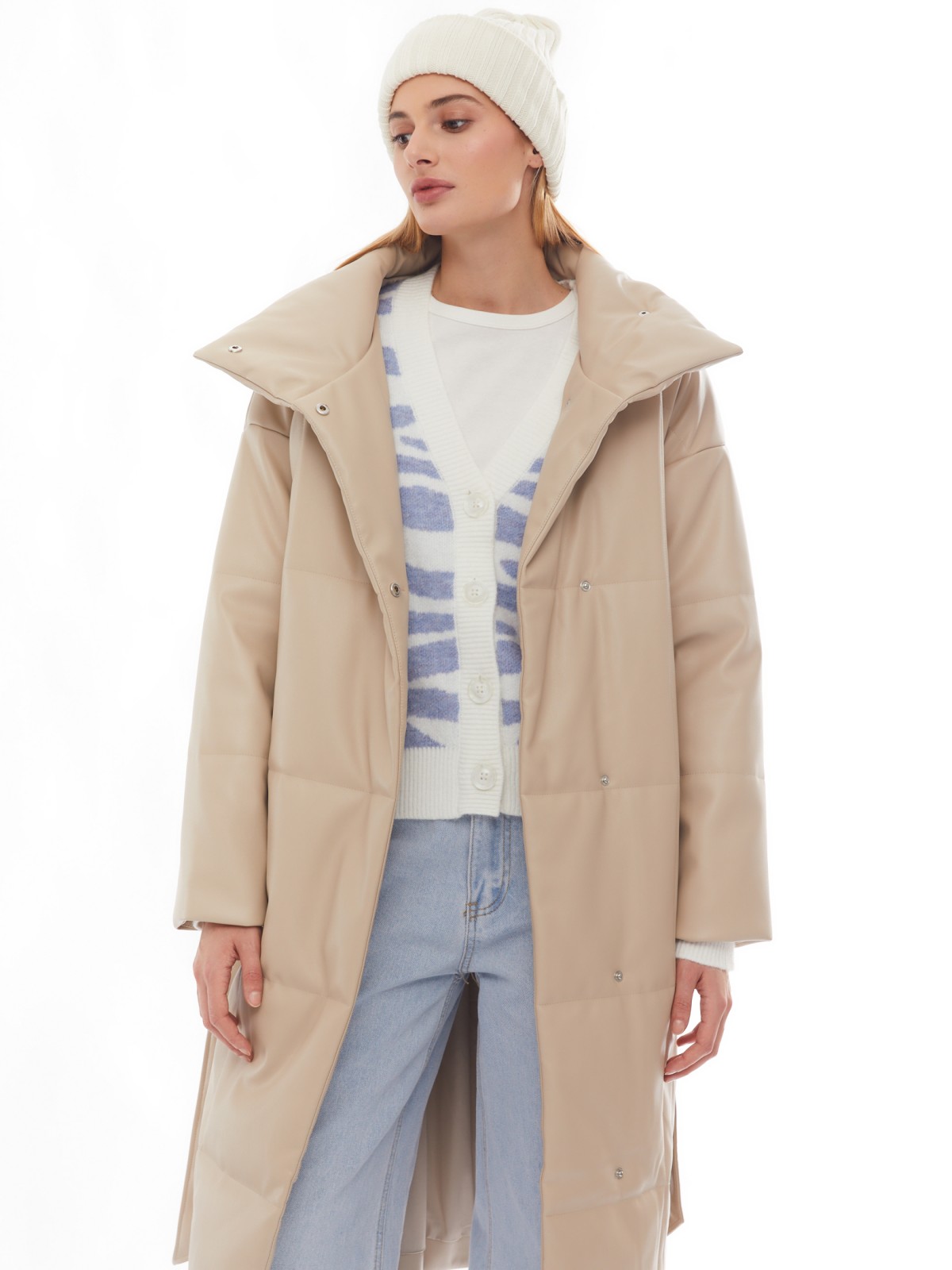 Тёплое пальто из экокожи на синтепоне с воротником-стойкой и поясом zolla 02412522N034, цвет бежевый, размер XS