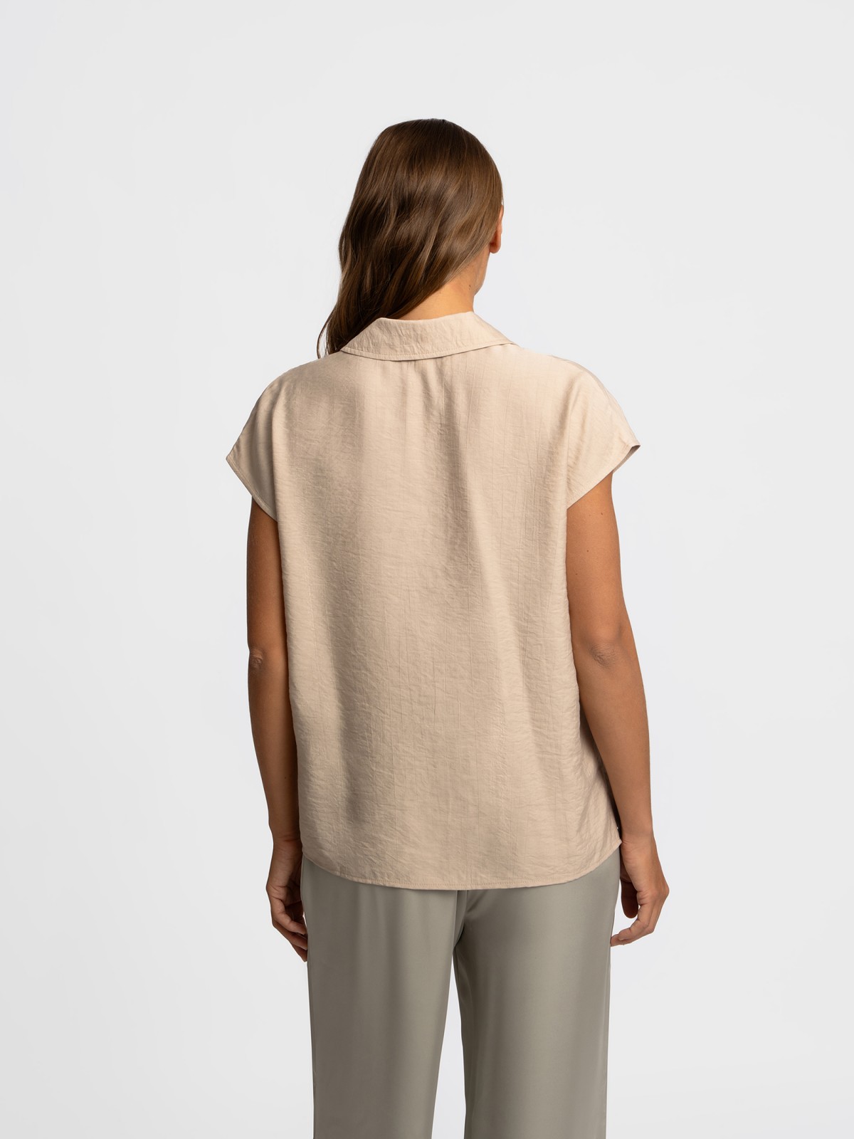 Блузка с вырезом и коротким рукавом