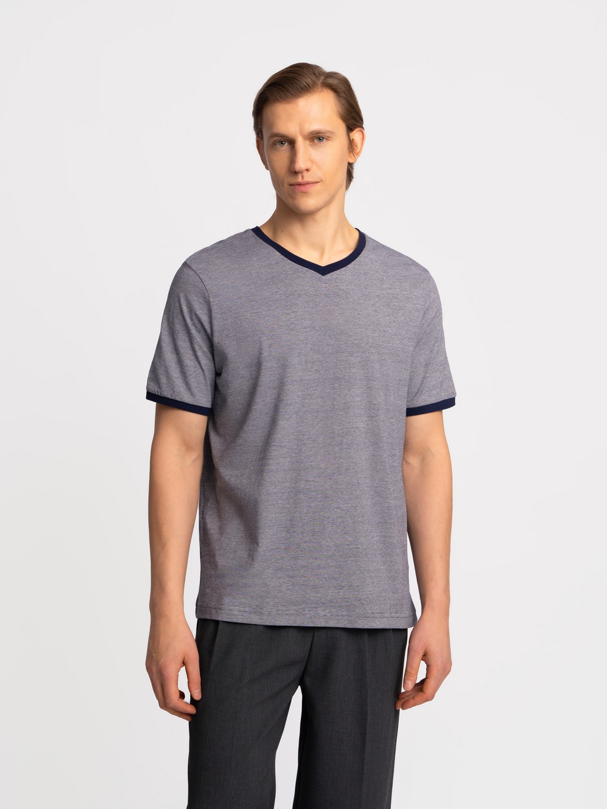 Футболка из хлопка с треугольным вырезом