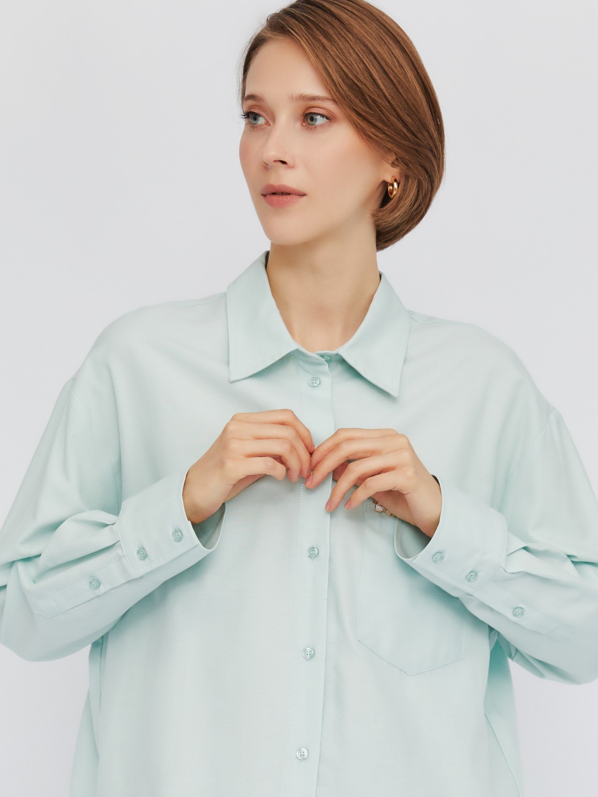 Рубашка оверсайз силуэта с металлическим значком-нашивкой