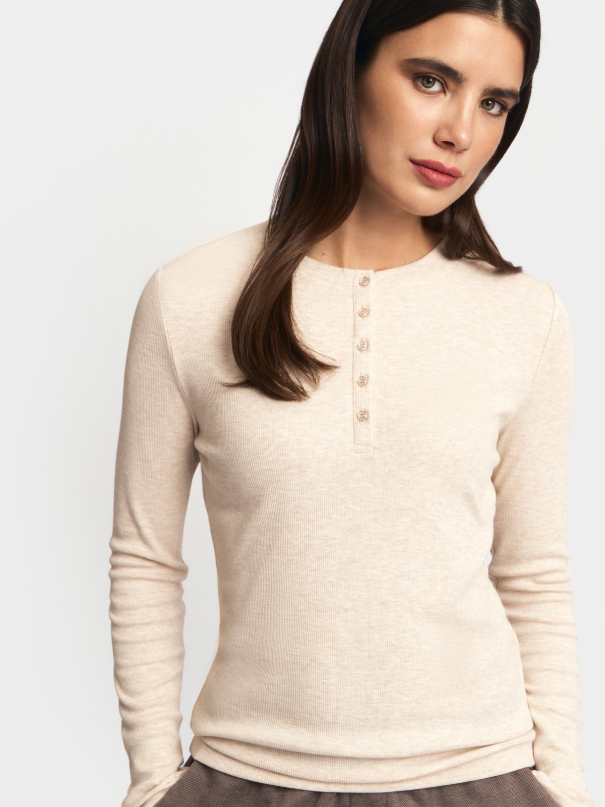 Трикотажный лонгслив хенли на пуговицах