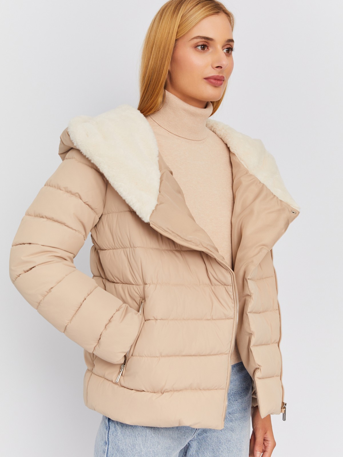 Тёплая стёганая куртка с капюшоном на меху и косой молнией zolla 023335112294, цвет бежевый, размер XS - фото 1
