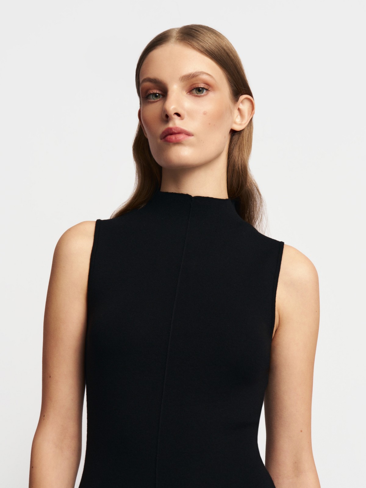 Трикотажное платье макси без рукавов