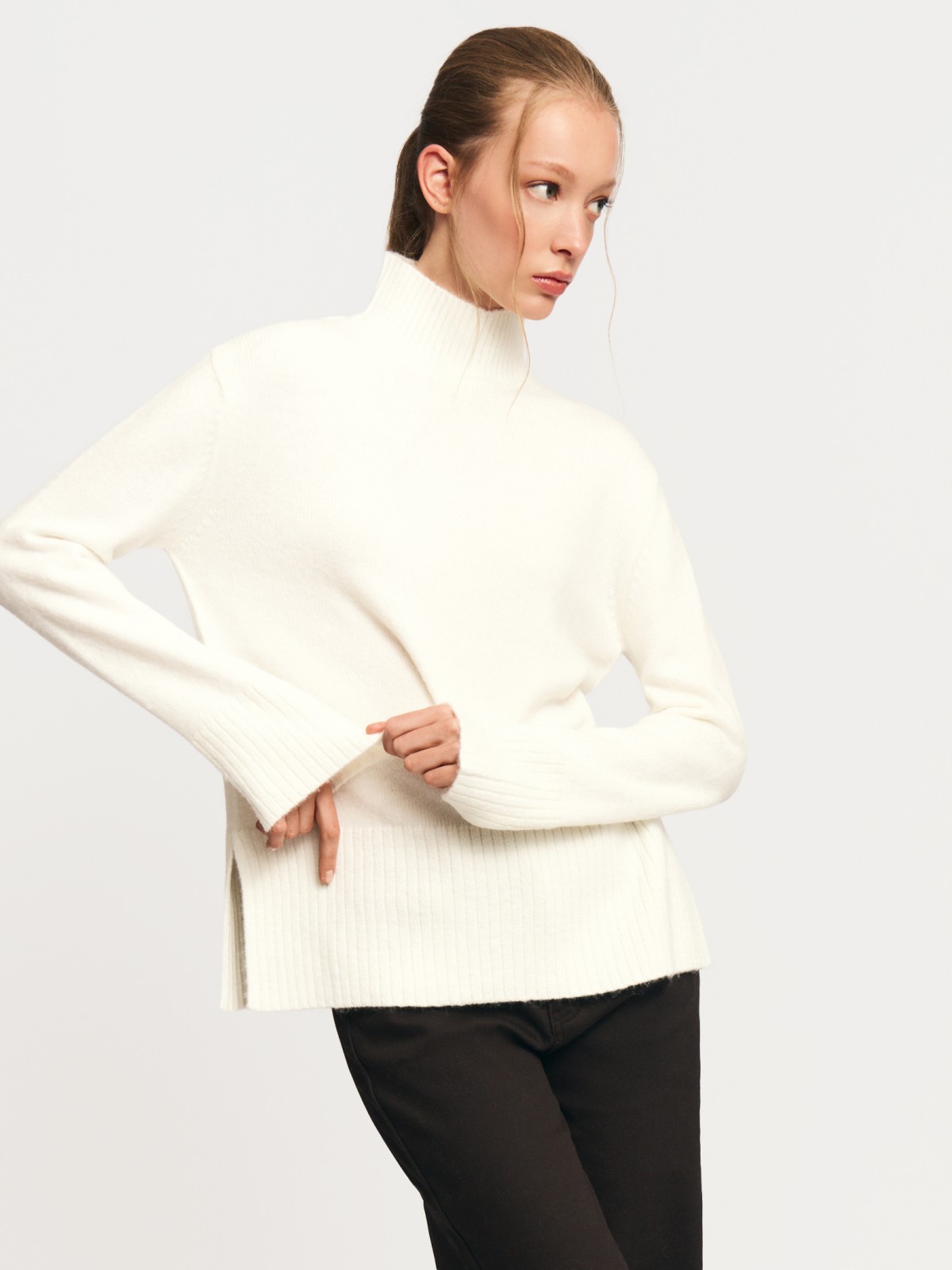 Вязаный свитер с воротником-стойкой