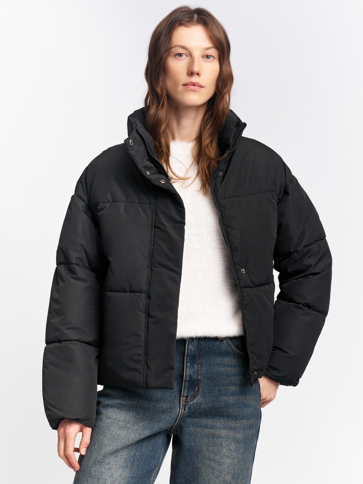 Короткая куртка с высоким воротником