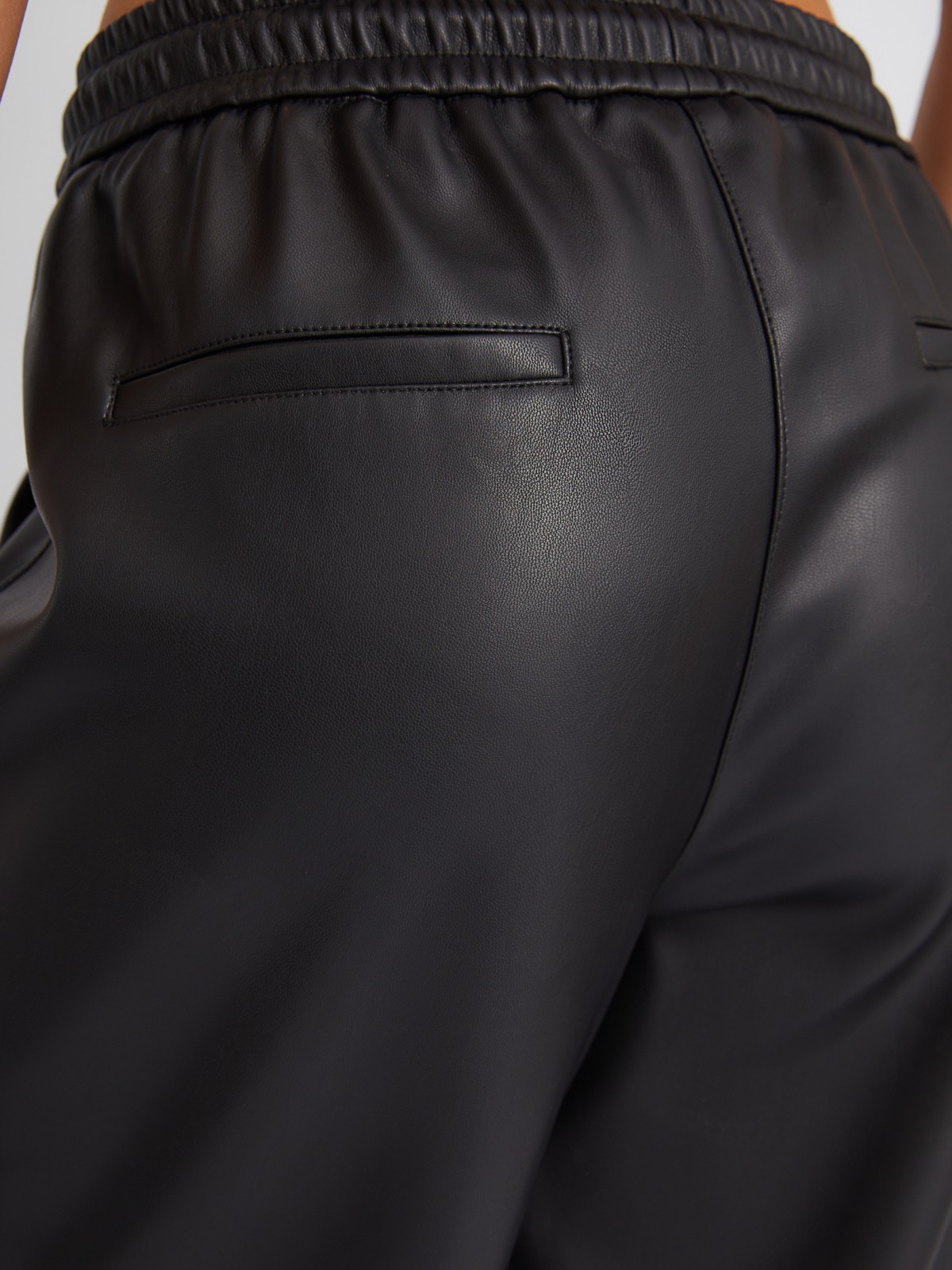 Брюки-джоггеры из экокожи с карманами карго zolla 22333737Z021, цвет черный, размер XS - фото 6