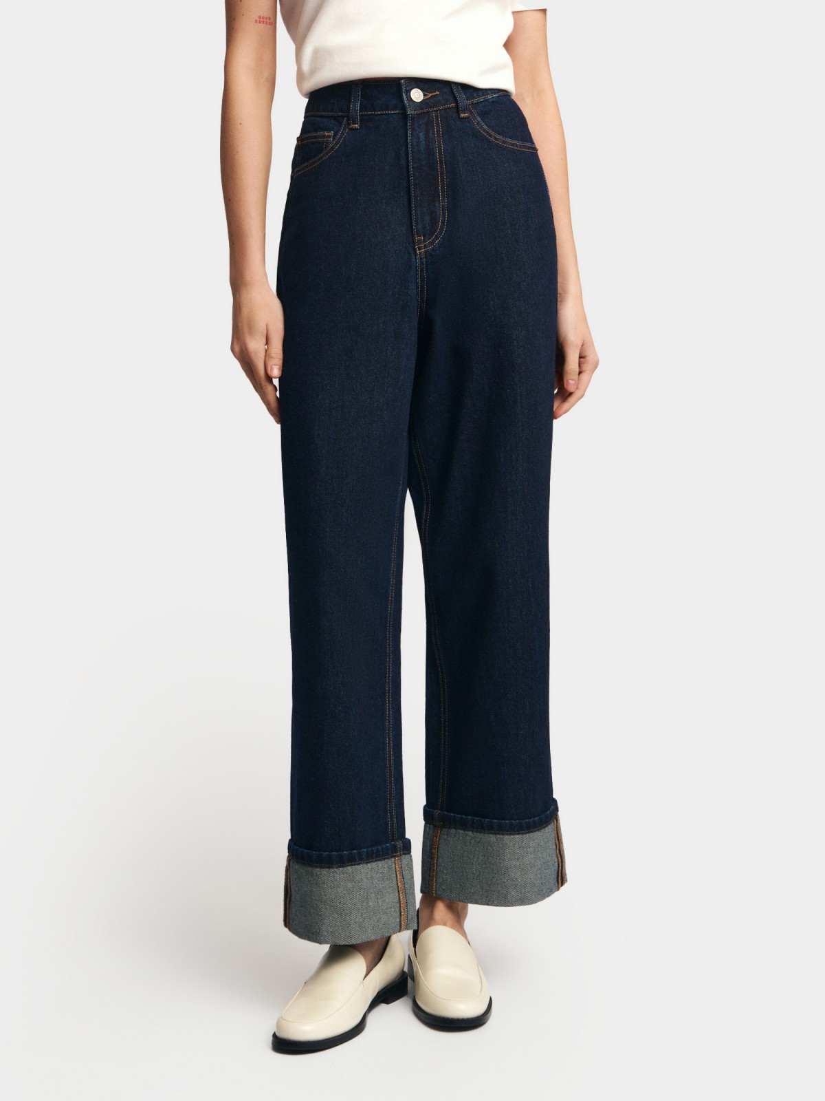 Прямые джинсы с высокой посадкой и отворотами