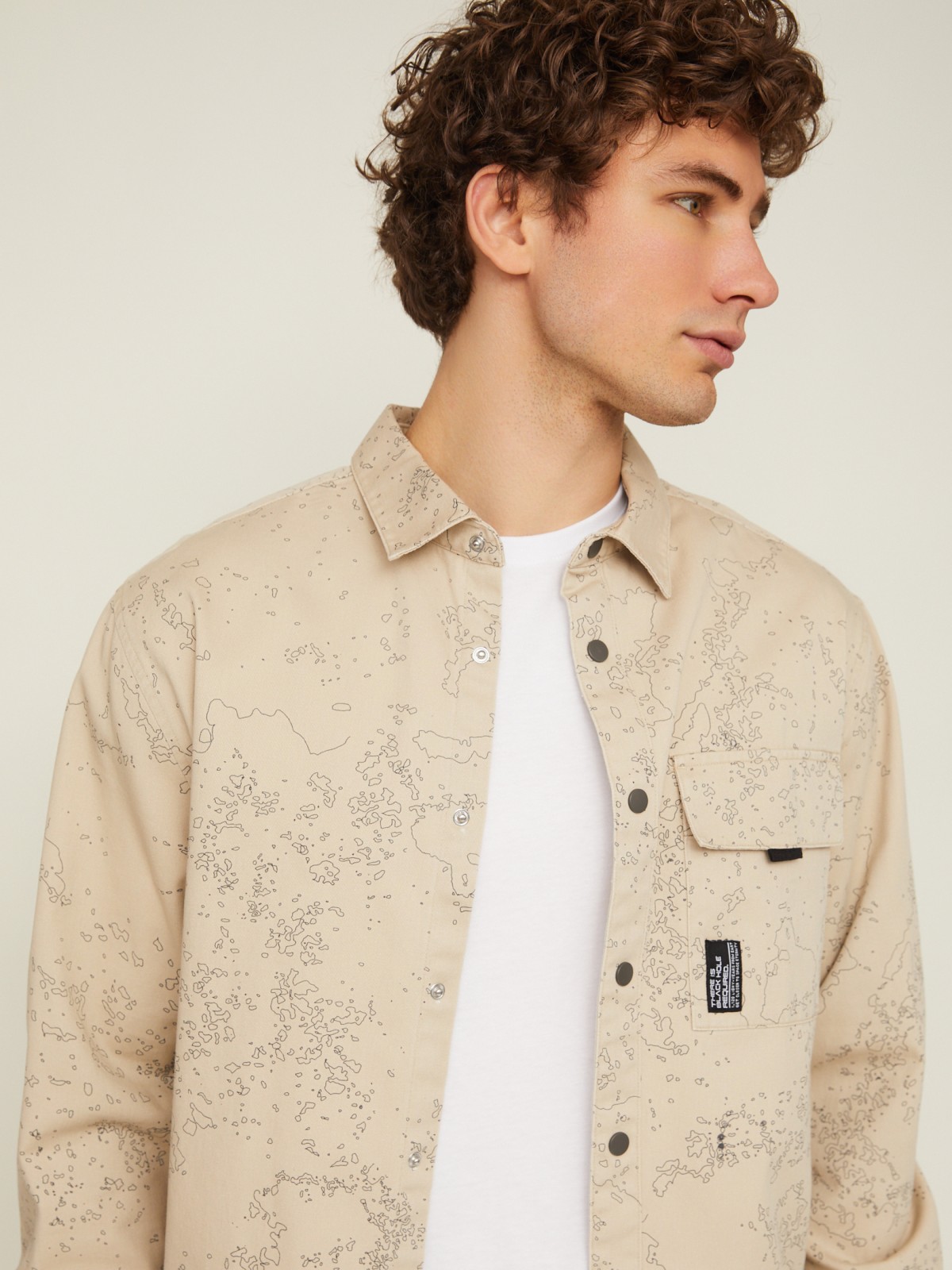 Куртка-рубашка из хлопка с принтом и длинным рукавом zolla 014212106043, цвет бежевый, размер L - фото 3