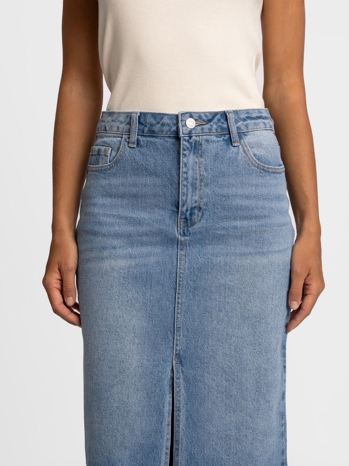 Прямая джинсовая юбка миди с разрезом