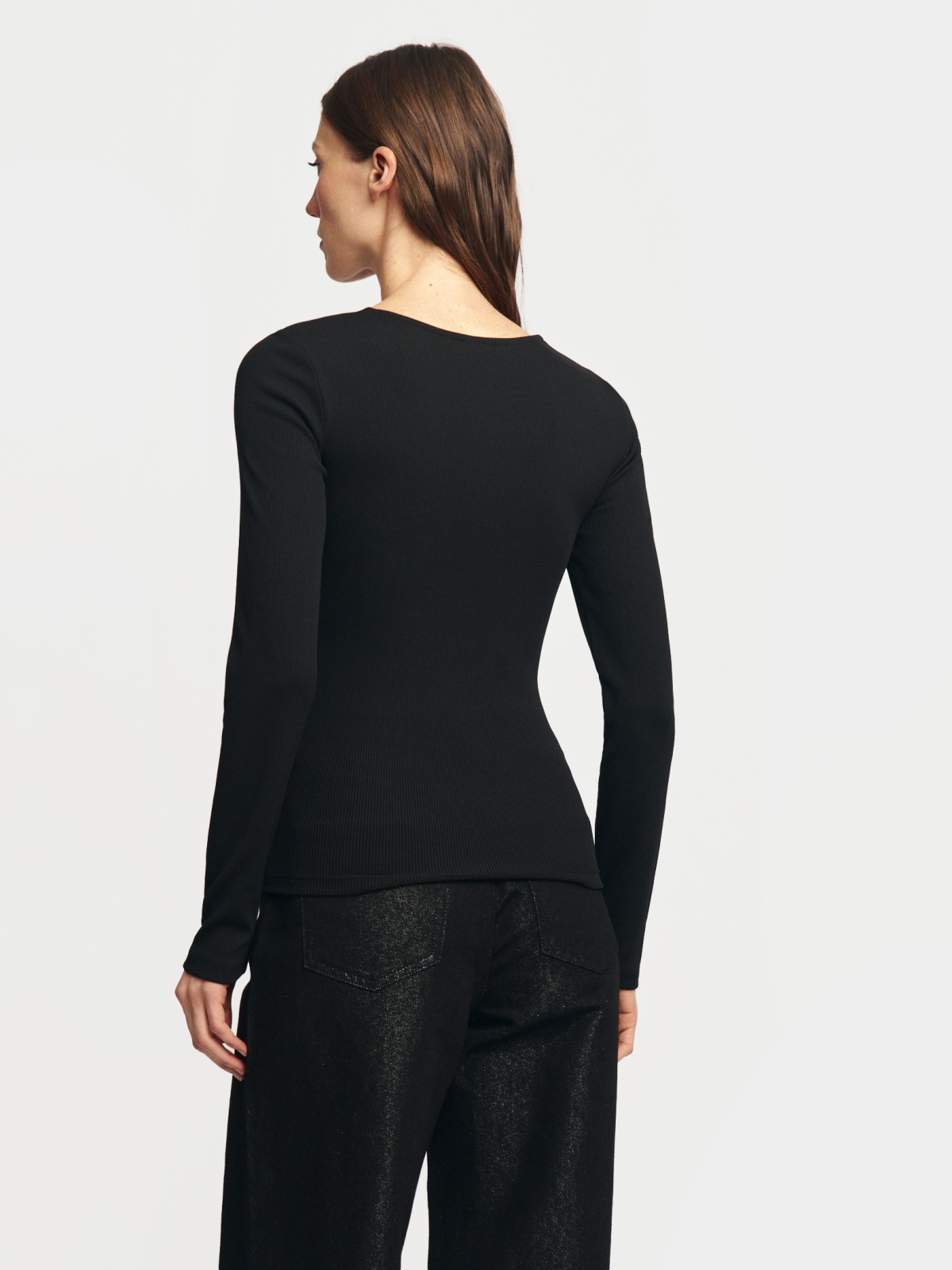 Блузка-лонгслив с вырезом и акцентной шнуровкой на груди