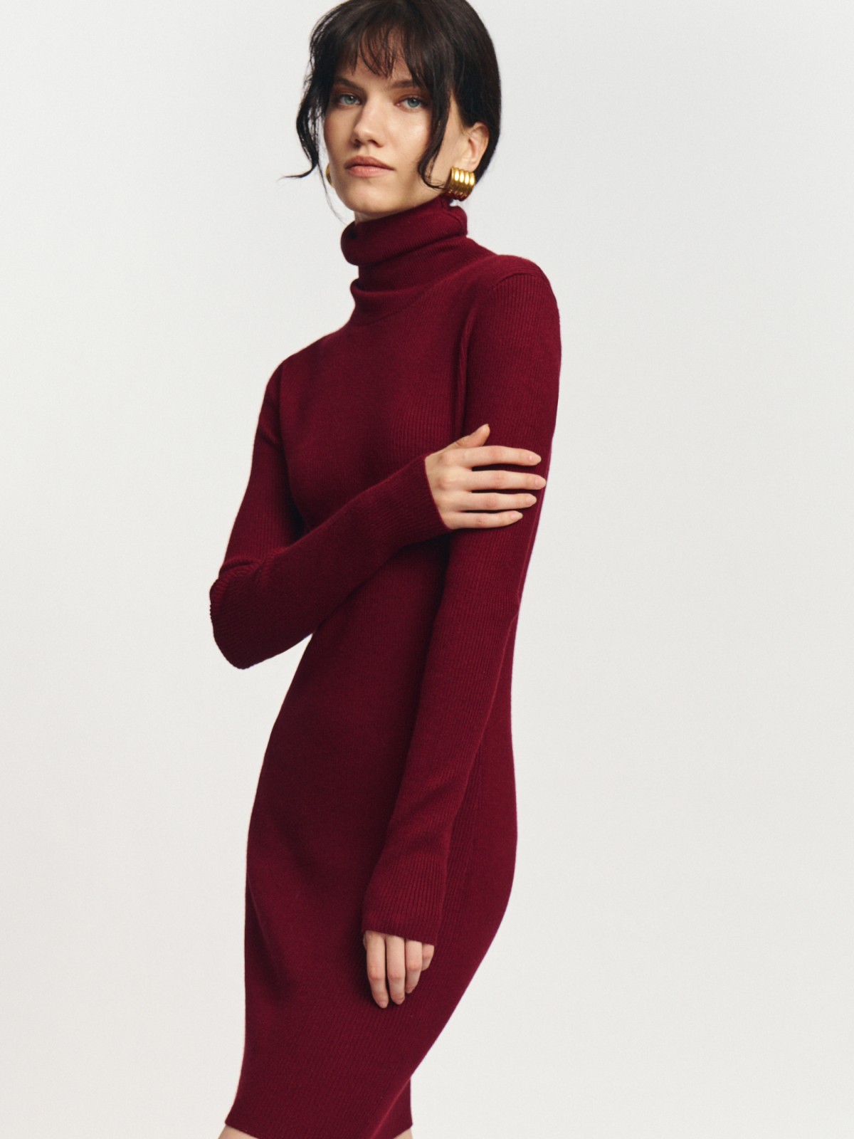 Трикотажное платье-лапша мини с высоким горлом