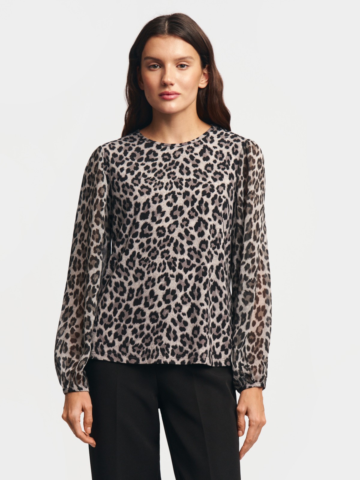 Леопардовая блузка с акцентом на рукавах