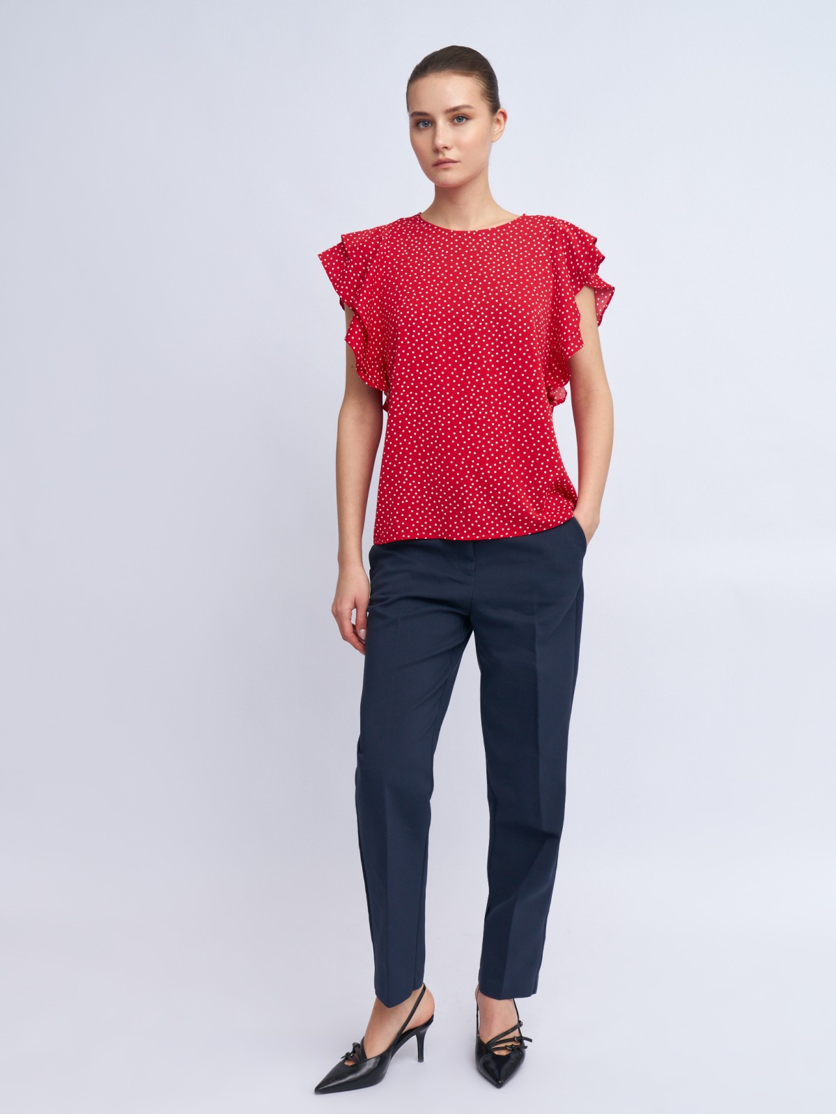 Топ-блузка в горошек с воланами на рукавах