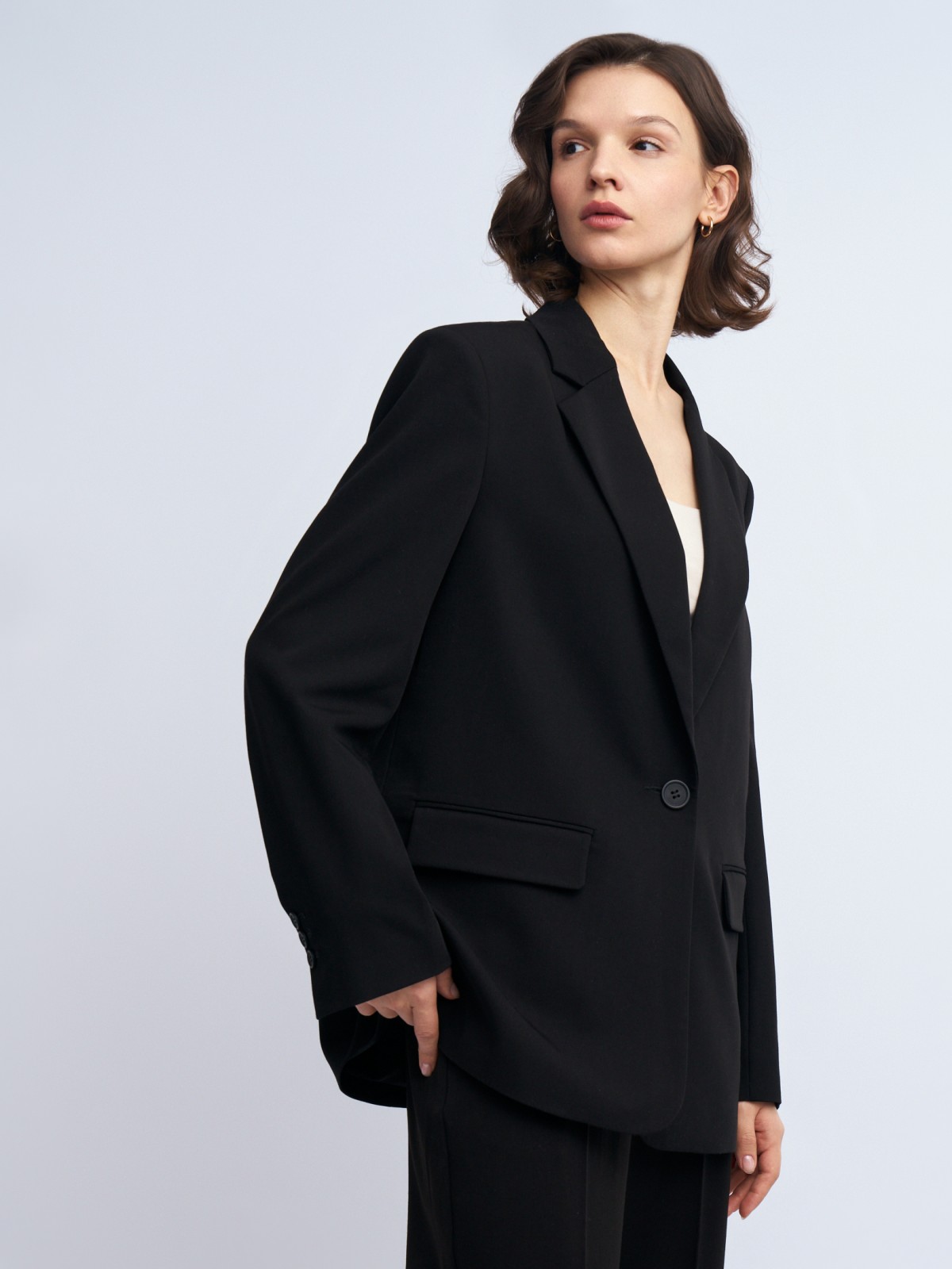 Однобортный жакет прямого силуэта на пуговице