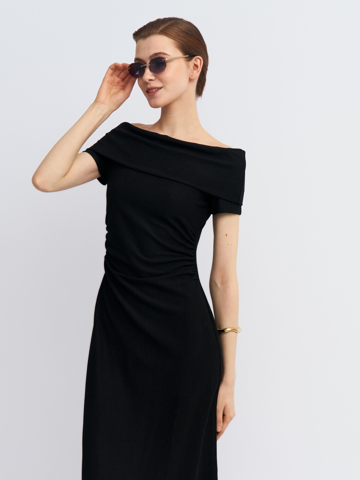 Трикотажное платье лапша с открытыми плечами