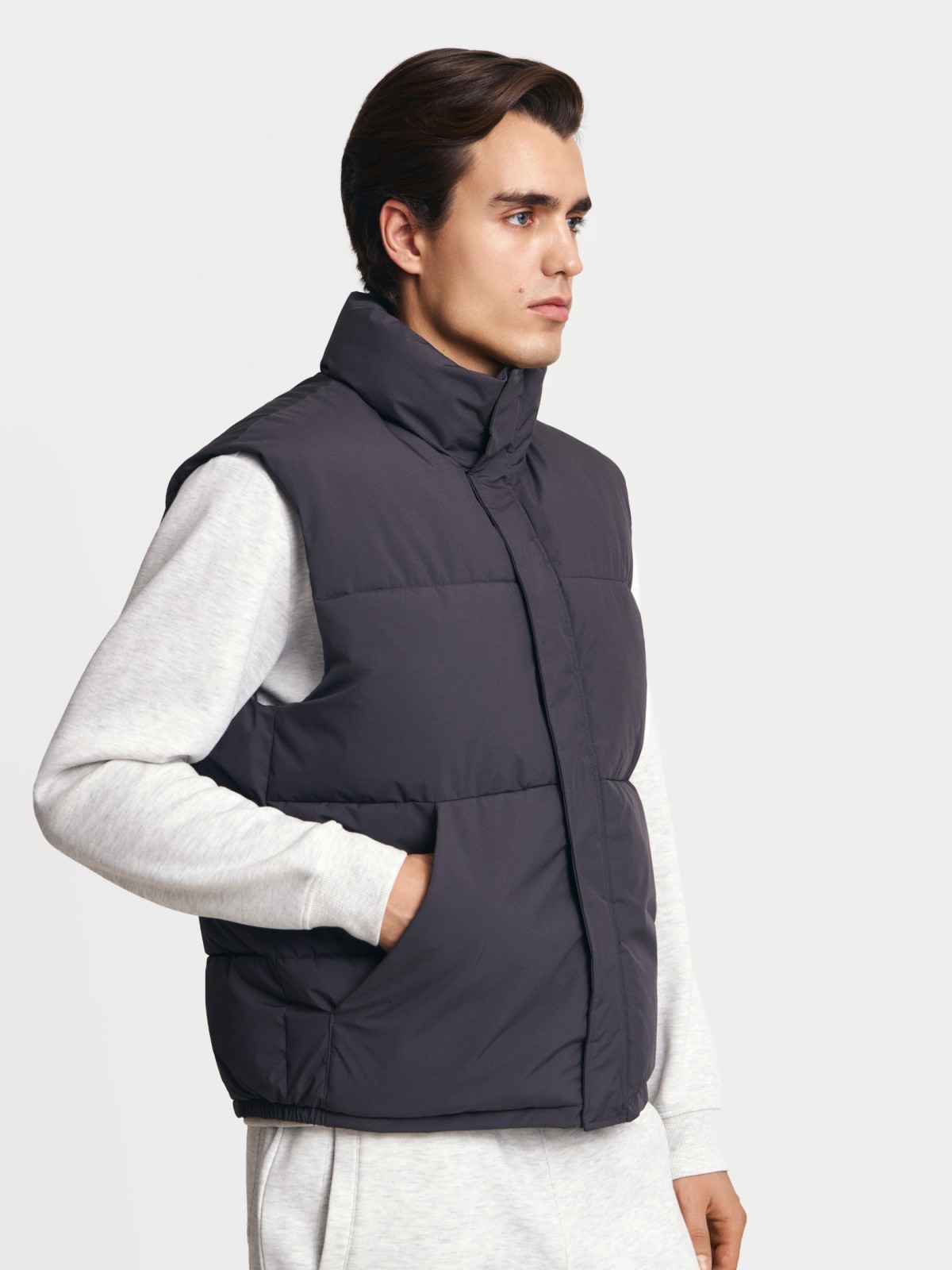 Утеплённый жилет на молнии с воротником-стойкой