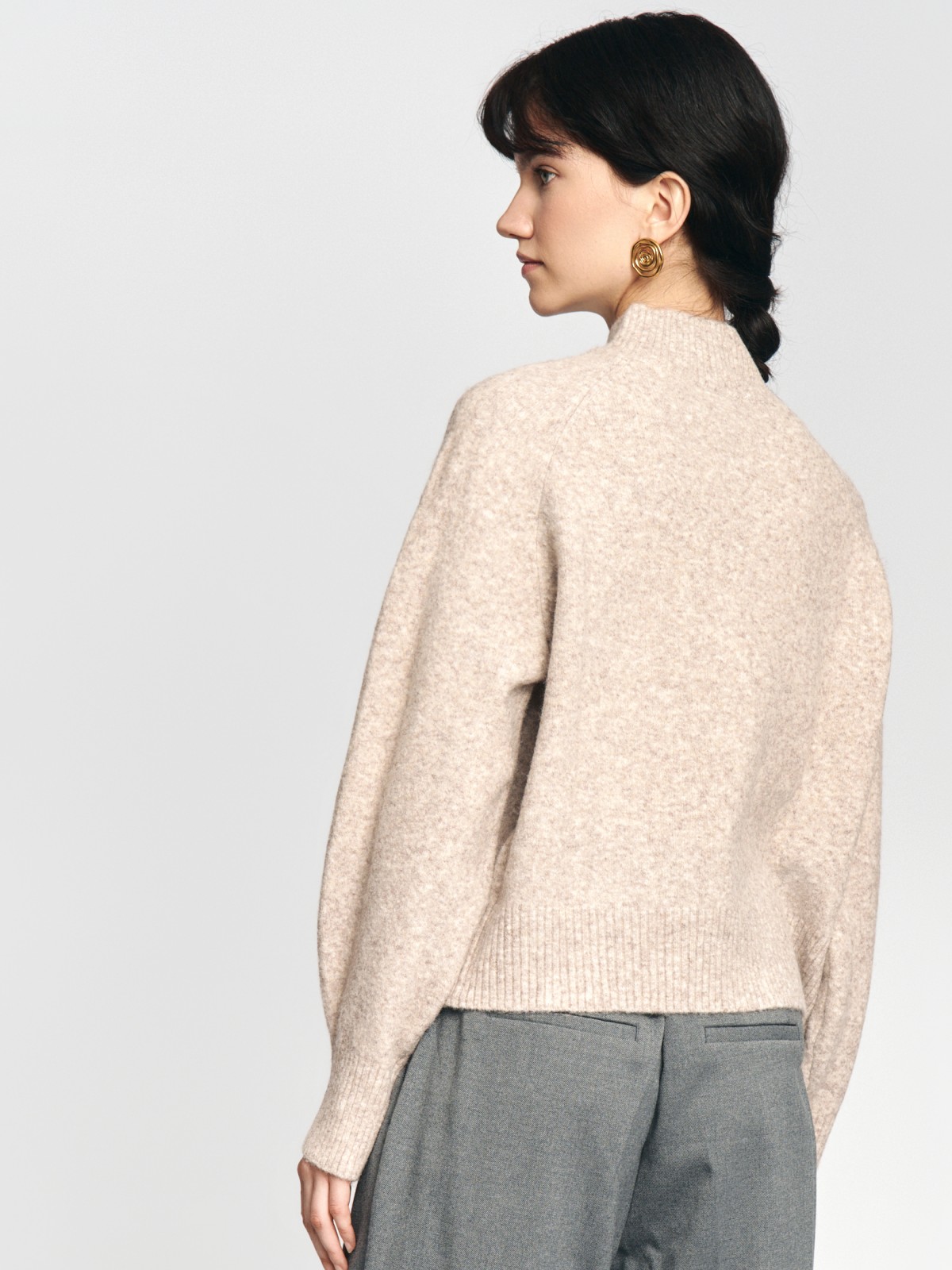 Вязаный свитер с воротником-стойкой