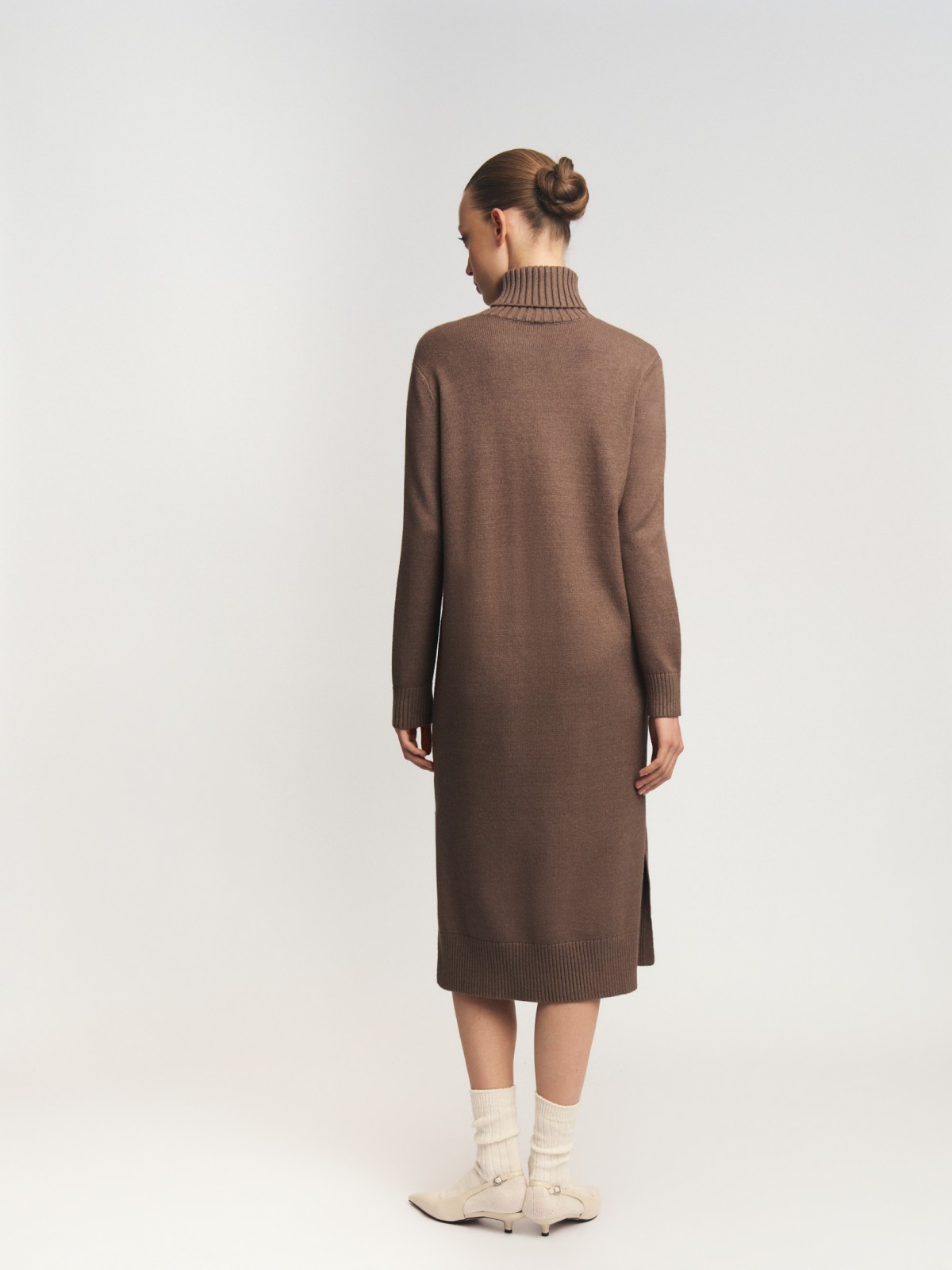 Вязаное платье-свитер с горлом