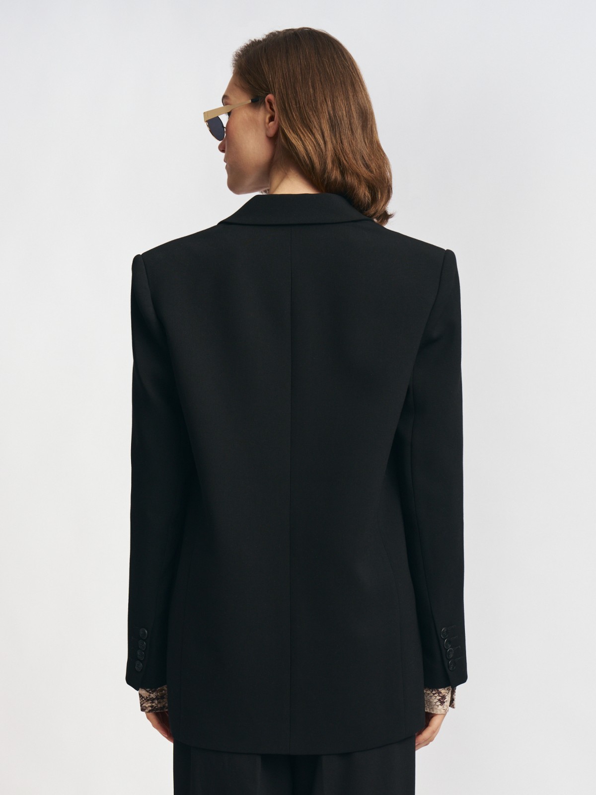 Однобортный жакет прямого силуэта на пуговице