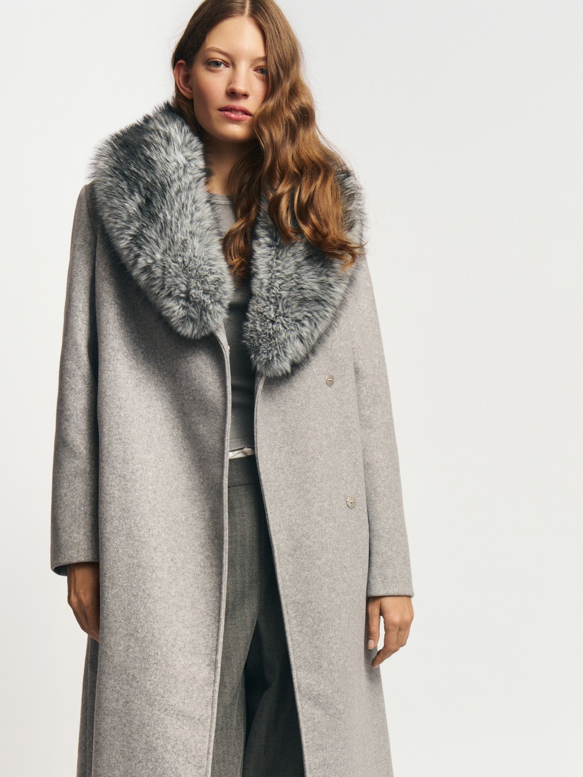Пальто с меховым воротником и поясом