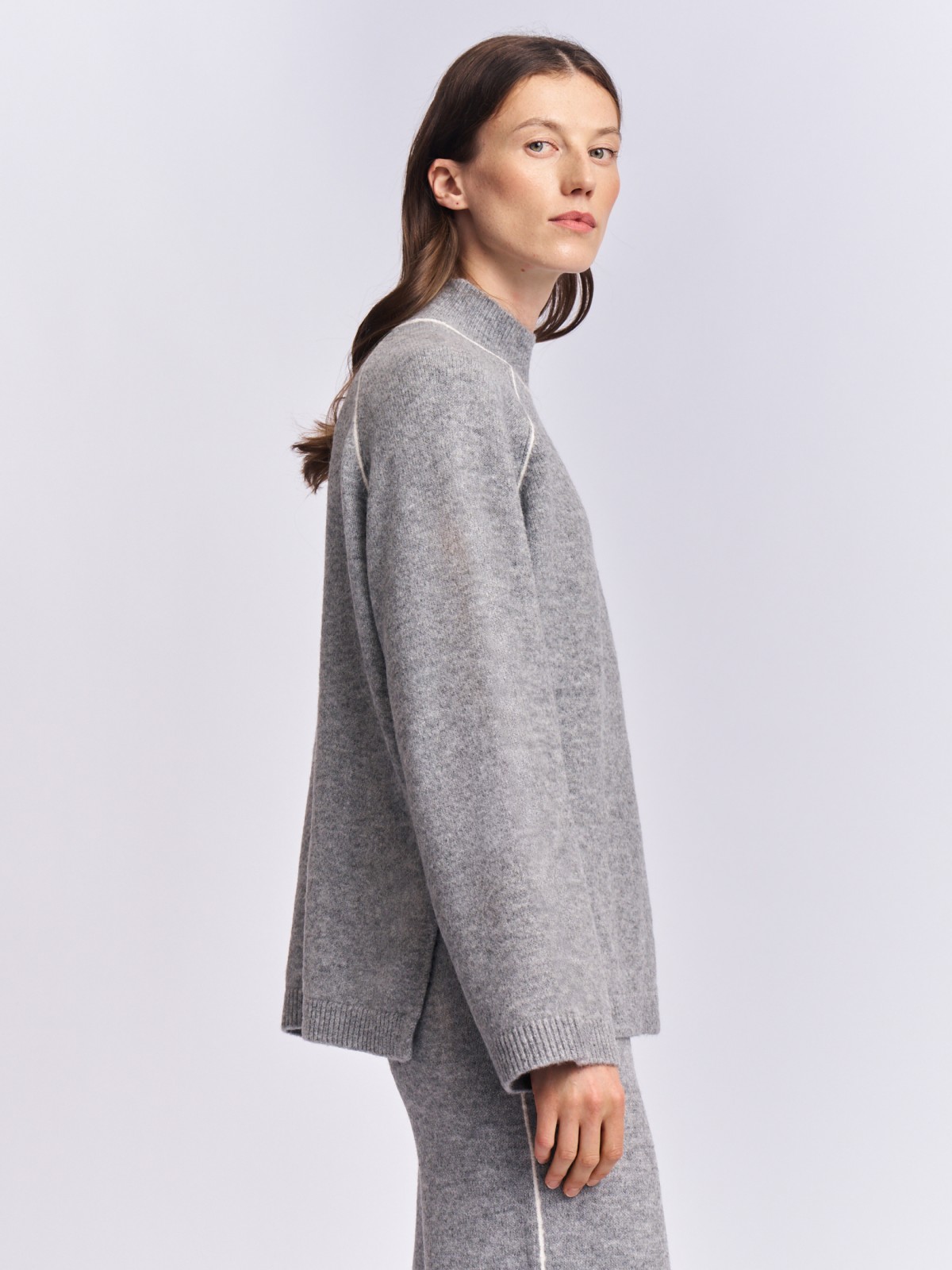 Вязаный свитер с горлом