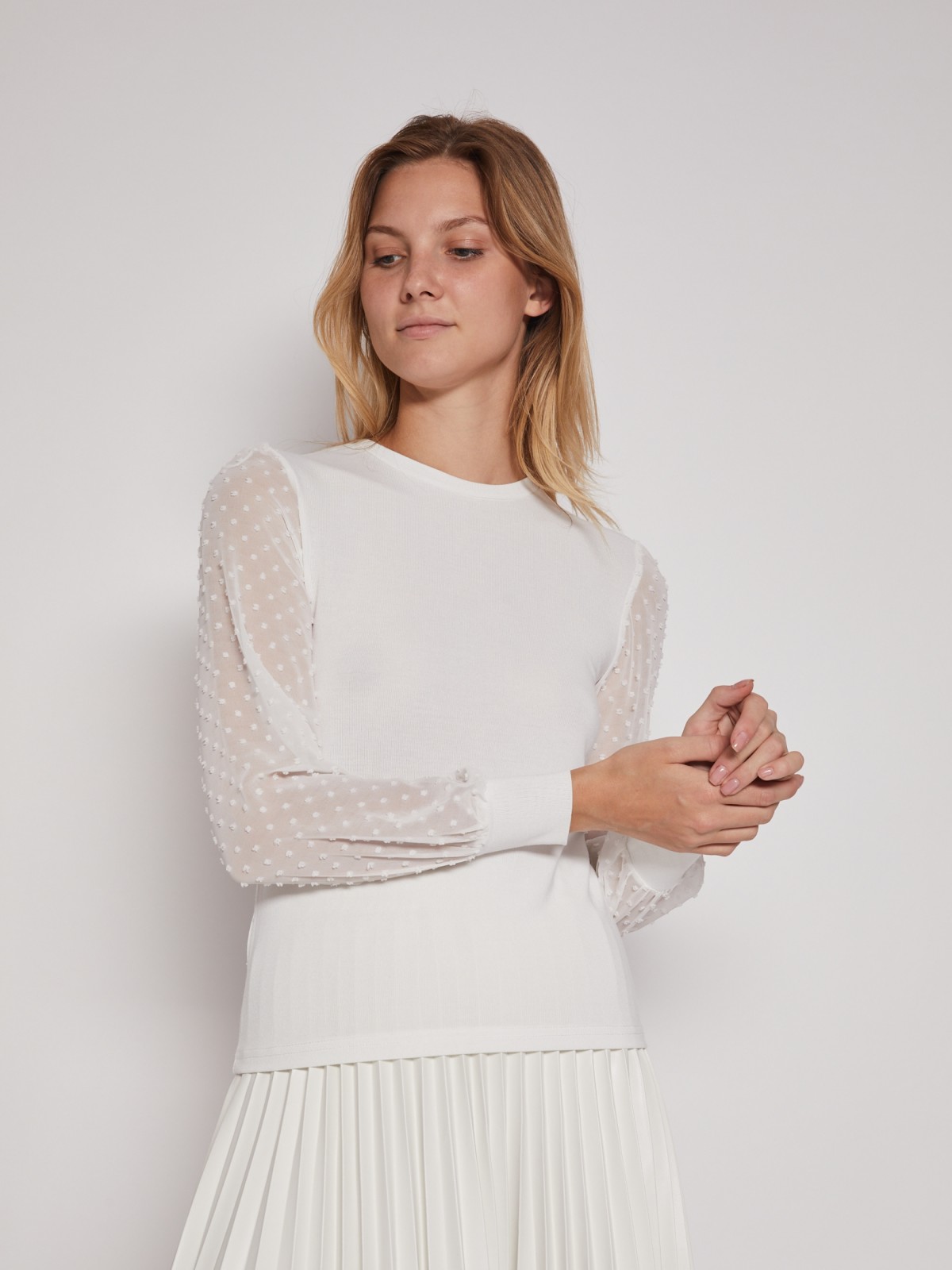 Блузка с акцентным рукавом