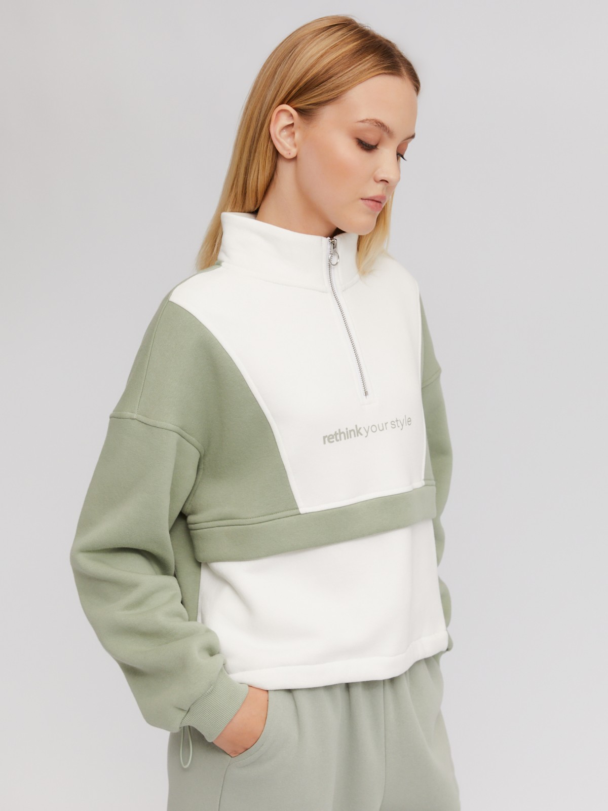 Утеплённая толстовка-анорак на кулиске с воротником-стойкой