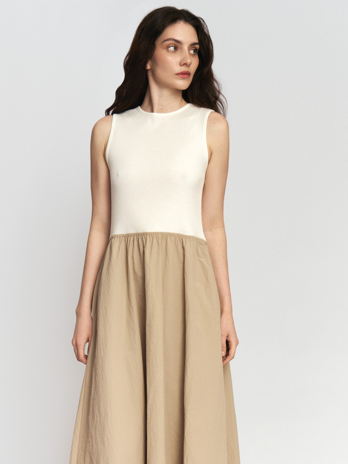 Комбинированное платье миди без рукавов