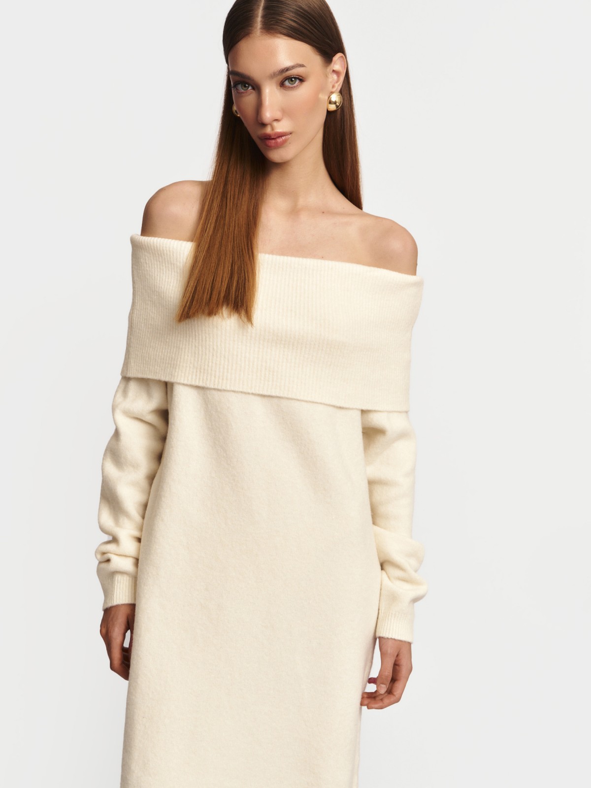 Вязаное платье-джемпер с открытыми плечами