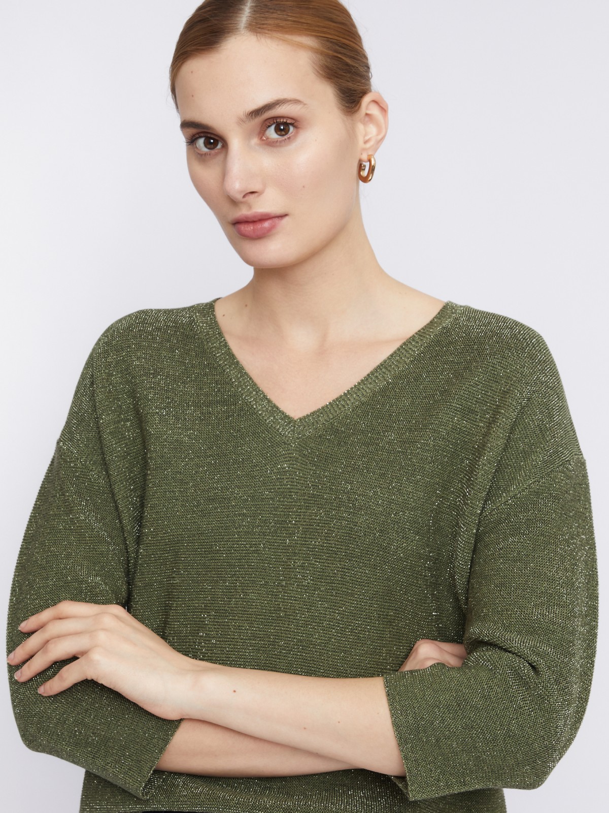 Тонкий вязаный пуловер с треугольным вырезом и люрексом