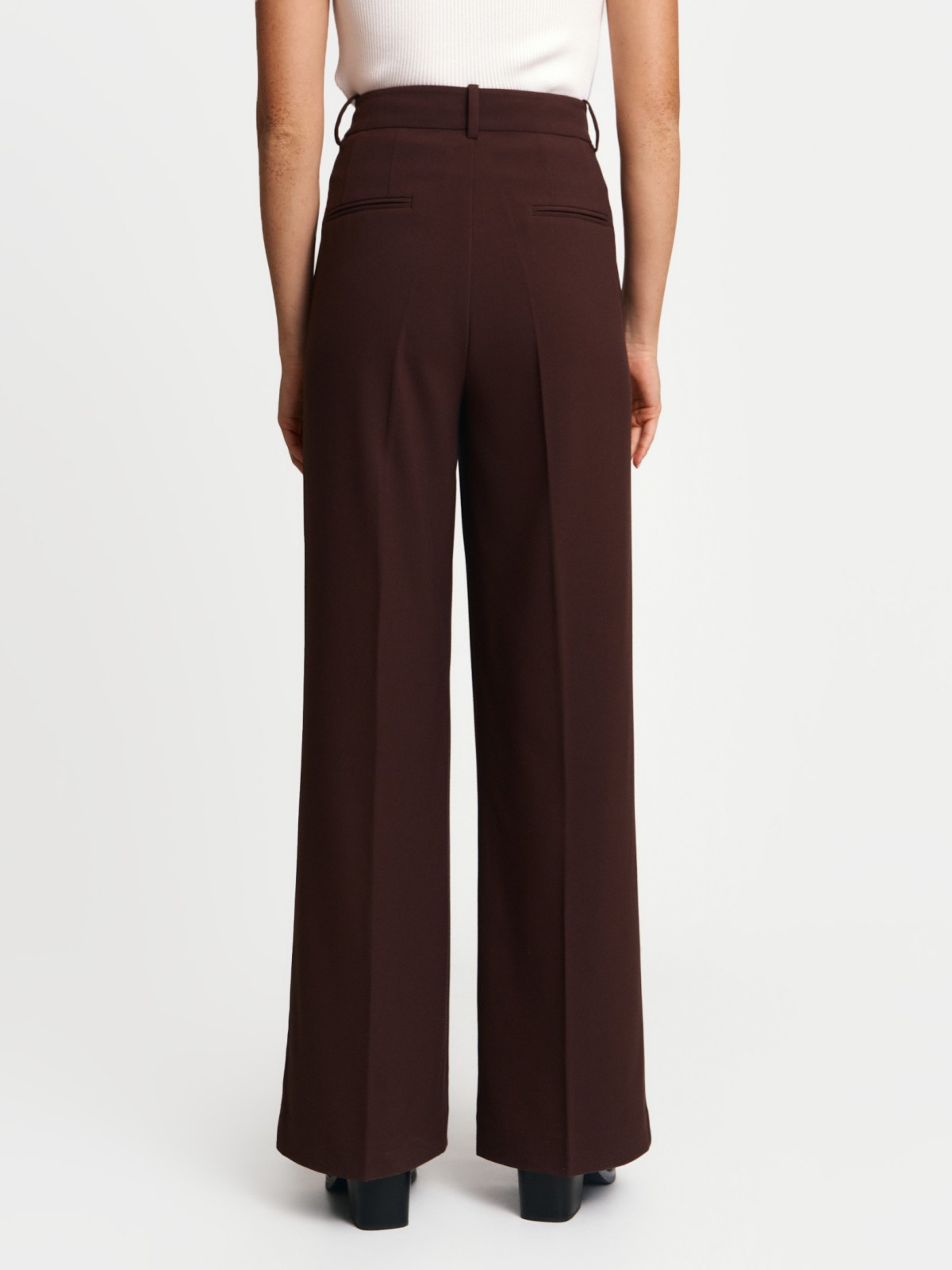 Брюки прямого силуэта с защипами