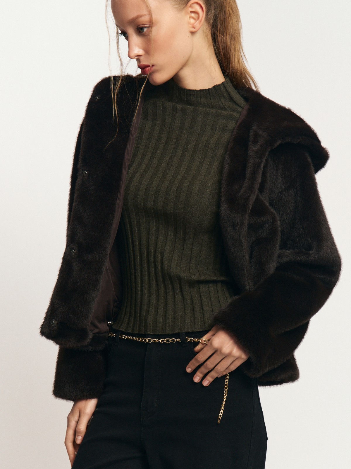 Короткая куртка-шуба из экомеха с капюшоном