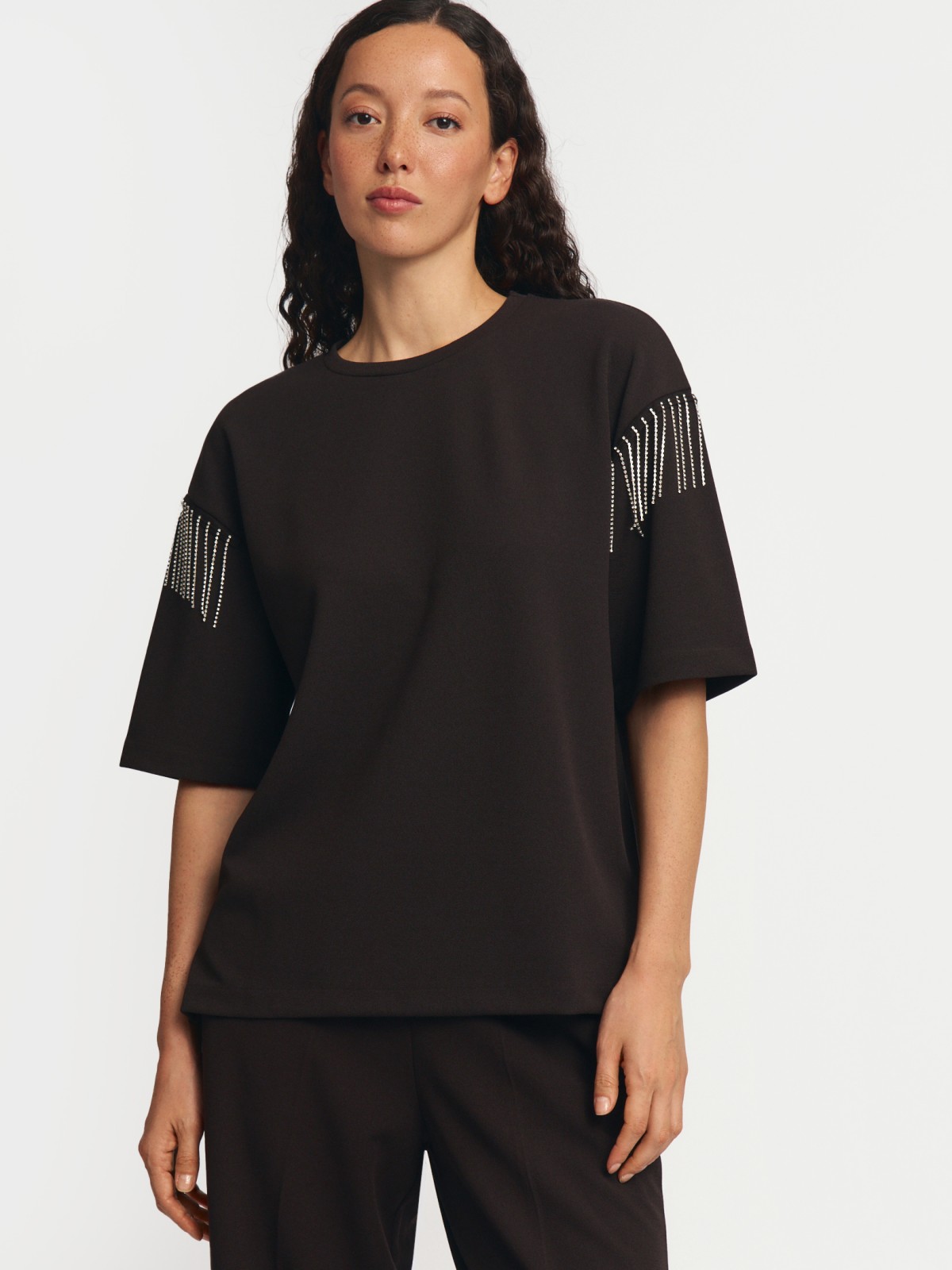 Футболка с бахромой и стразами