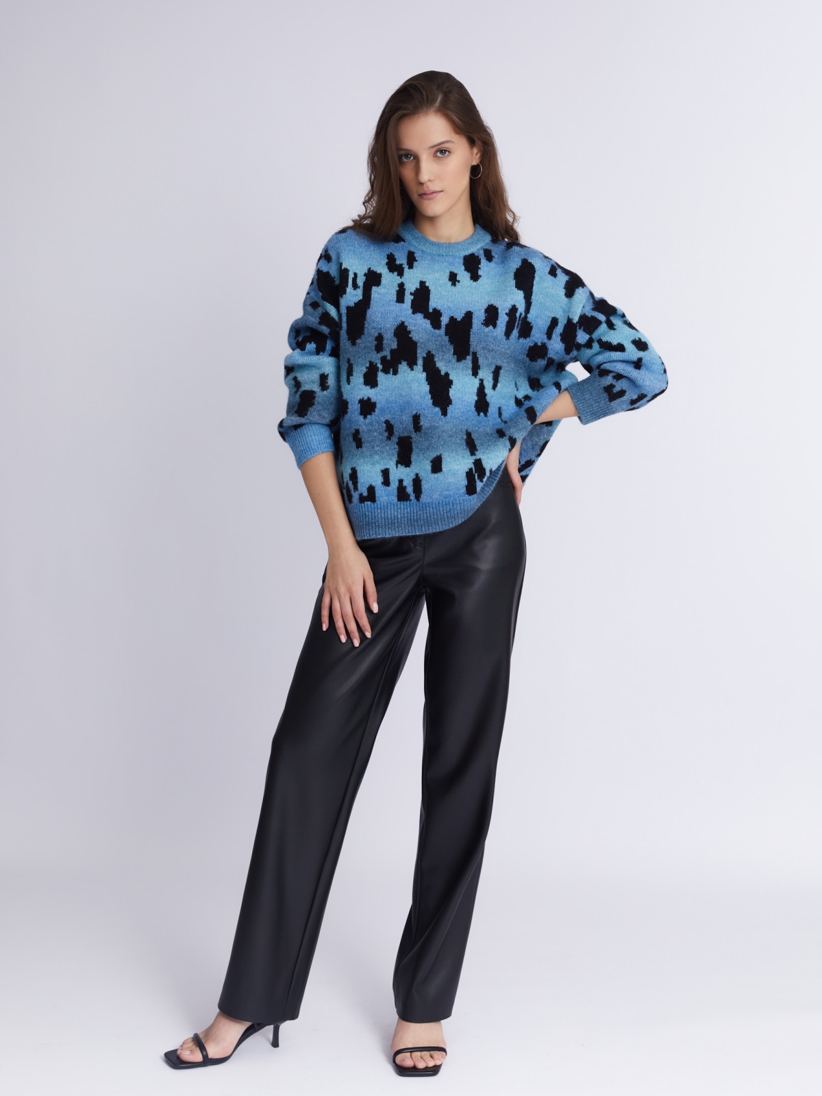 Вязаный джемпер объёмного силуэта с анималистичным узором