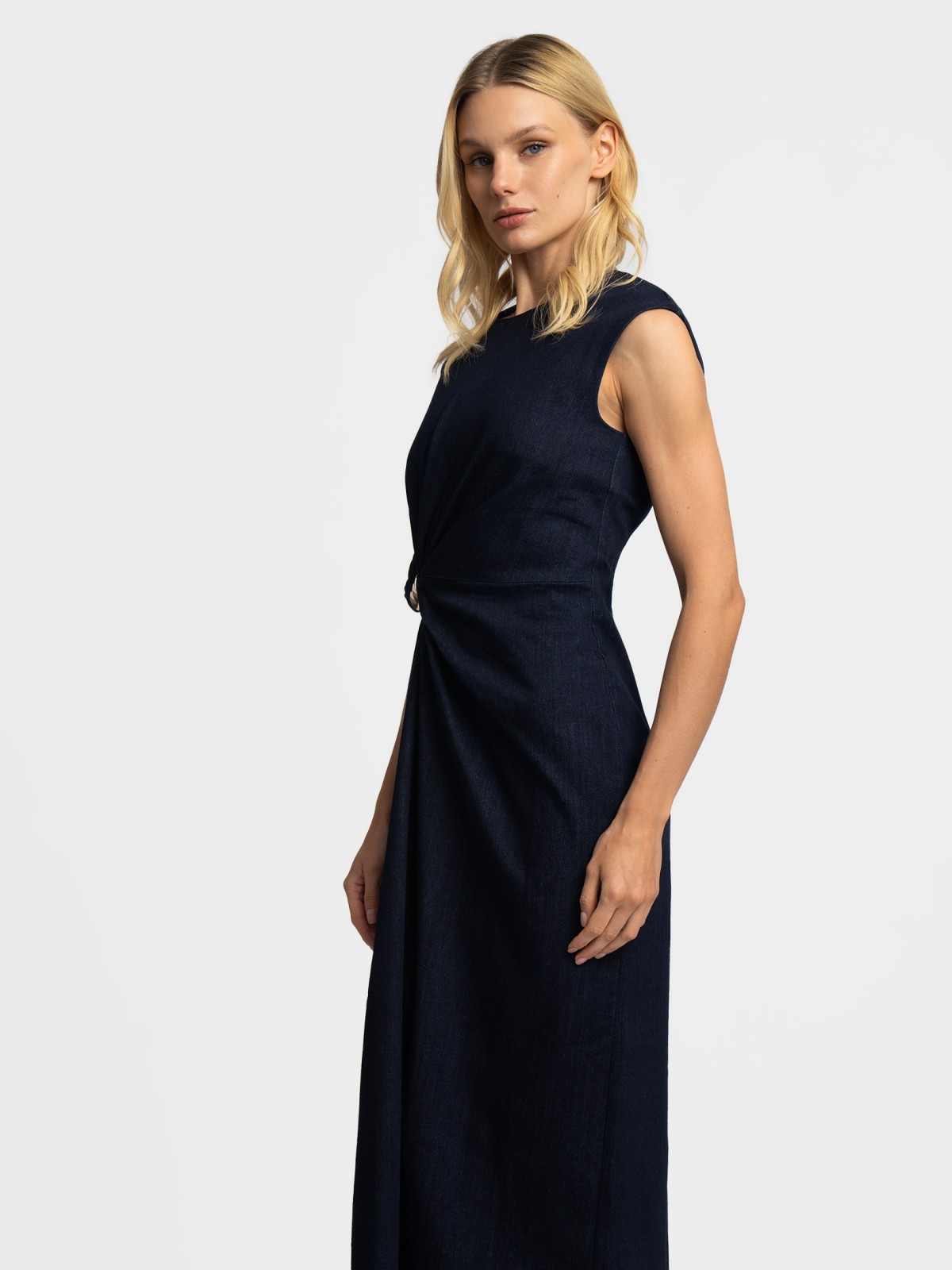 Платье миди с драпировкой без рукавов