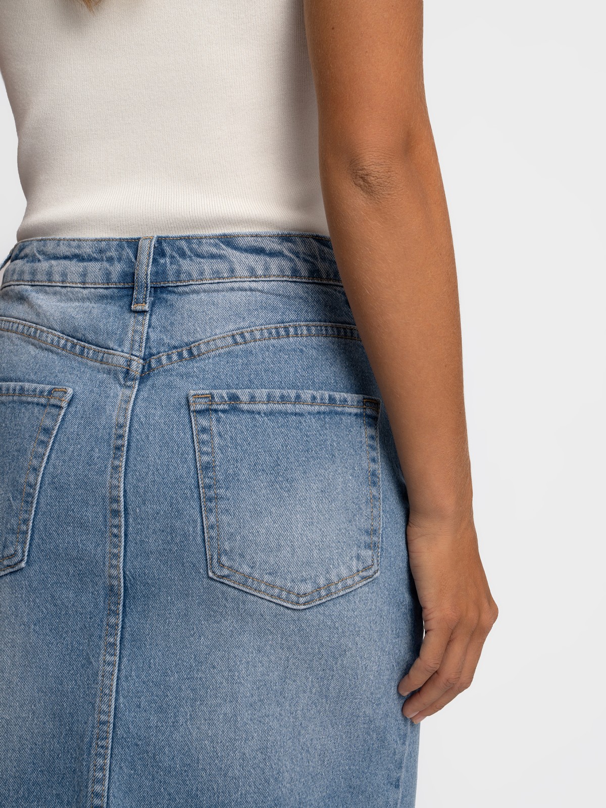 Прямая джинсовая юбка миди с разрезом