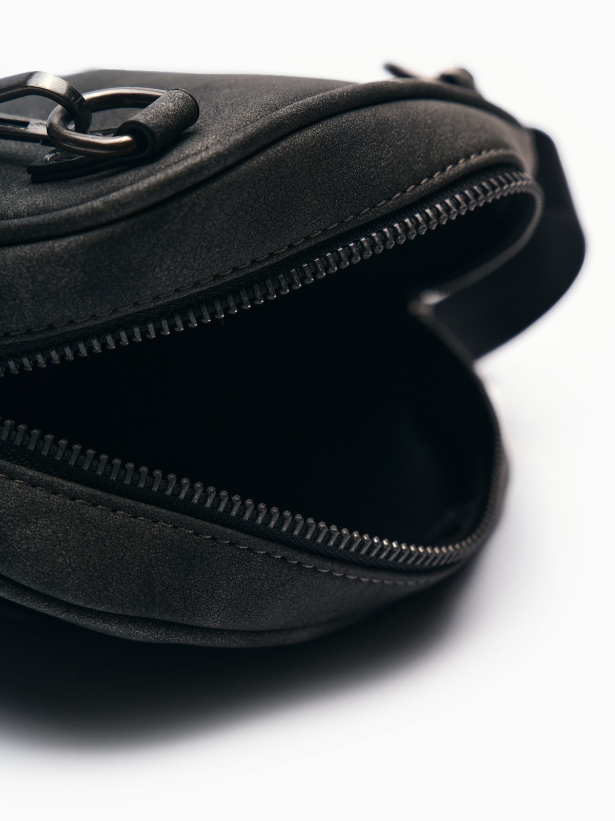 Сумка кросс-боди на ремешке через плечо